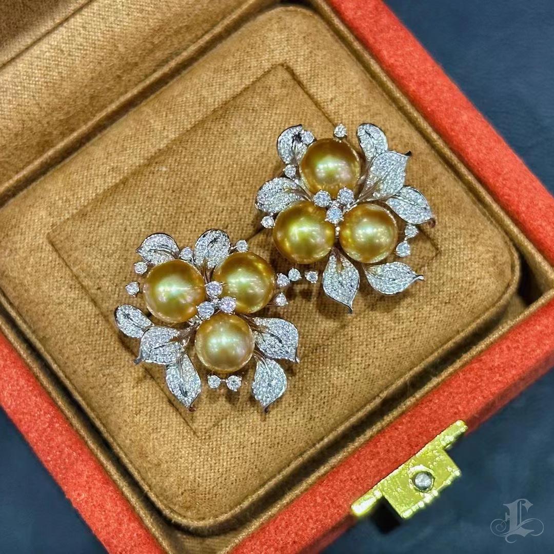 【Vine Symphony】Goldene Kamelie Aurora Südsee Perlen & Diamant Ohrringe im Angebot 2