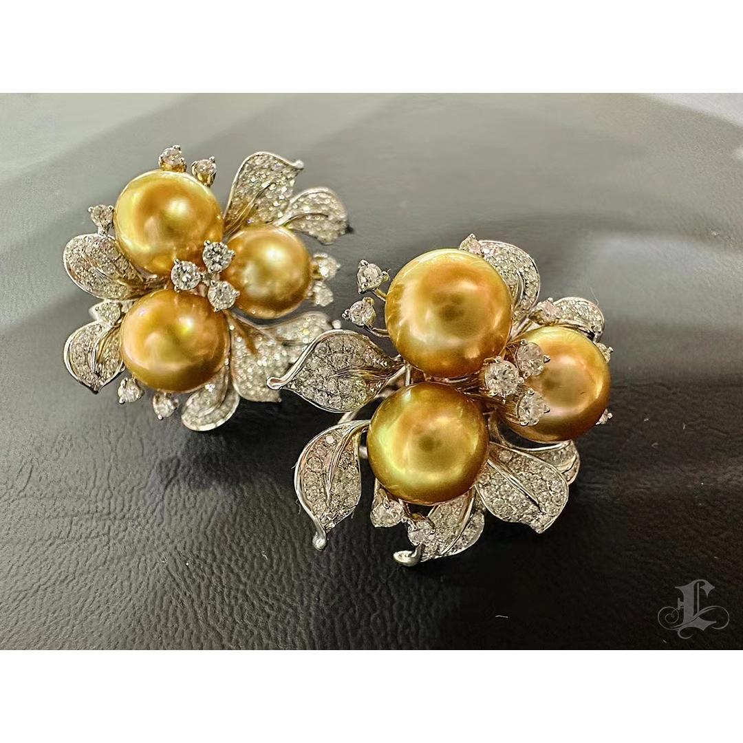 【Vine Symphony】Goldene Kamelie Aurora Südsee Perlen & Diamant Ohrringe Damen im Angebot