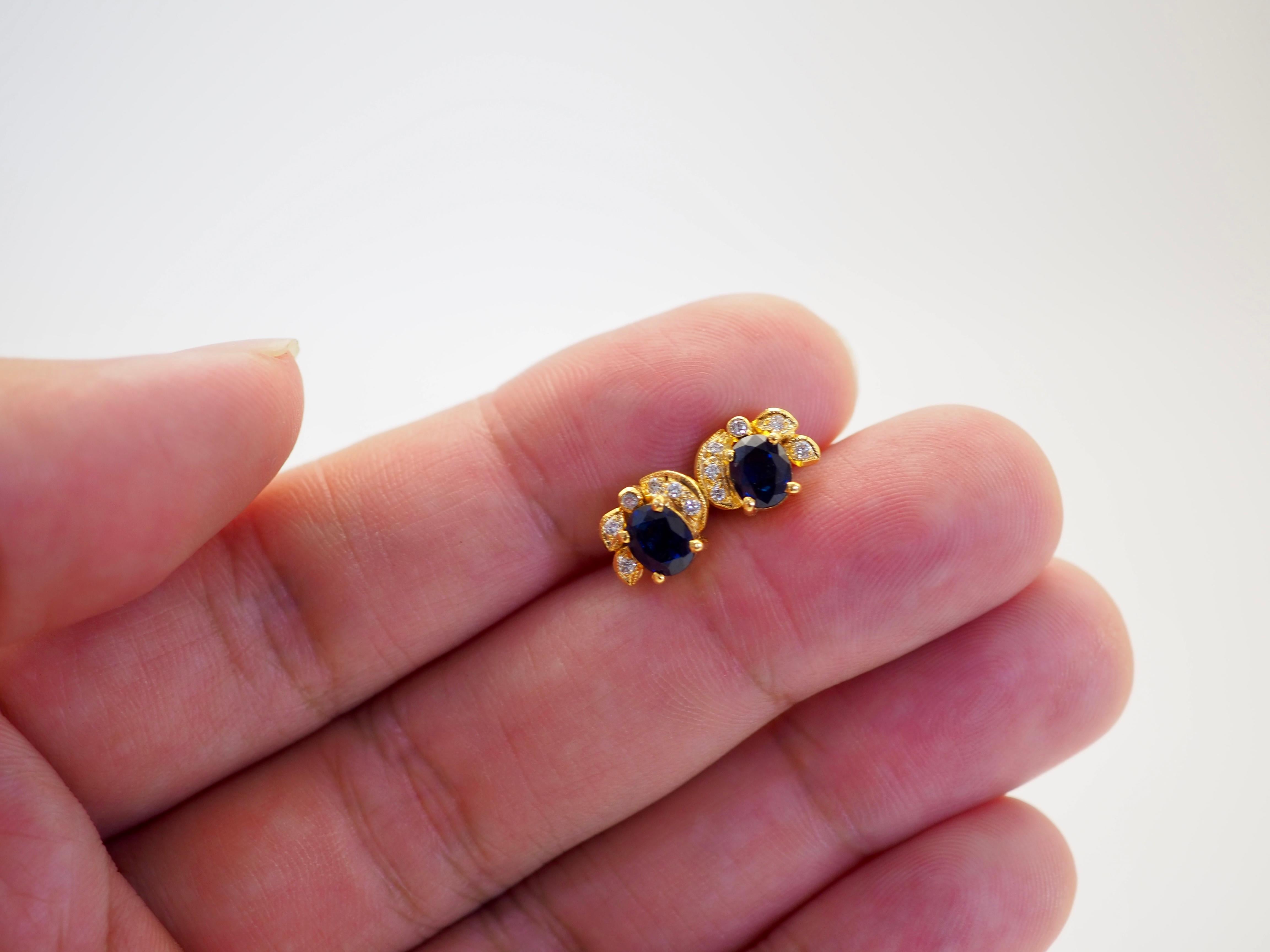 18K Gold 1.70ct Blue Sapphire & 0.12ct Diamond Floral Stud Earrings In New Condition For Sale In เกาะสมุย, TH