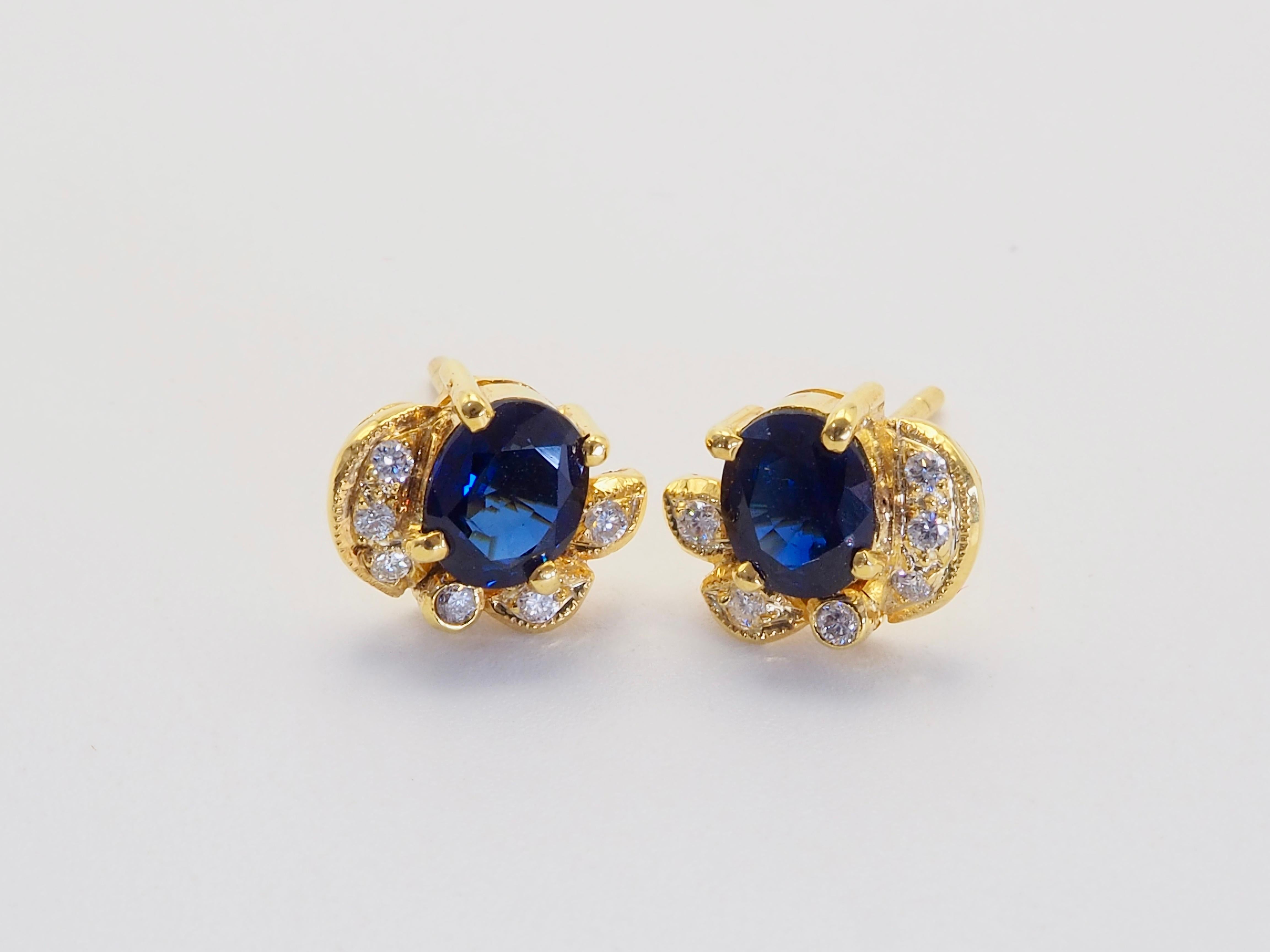 Women's or Men's 18K Gold 1.70ct Blue Sapphire & 0.12ct Diamond Floral Stud Earrings For Sale