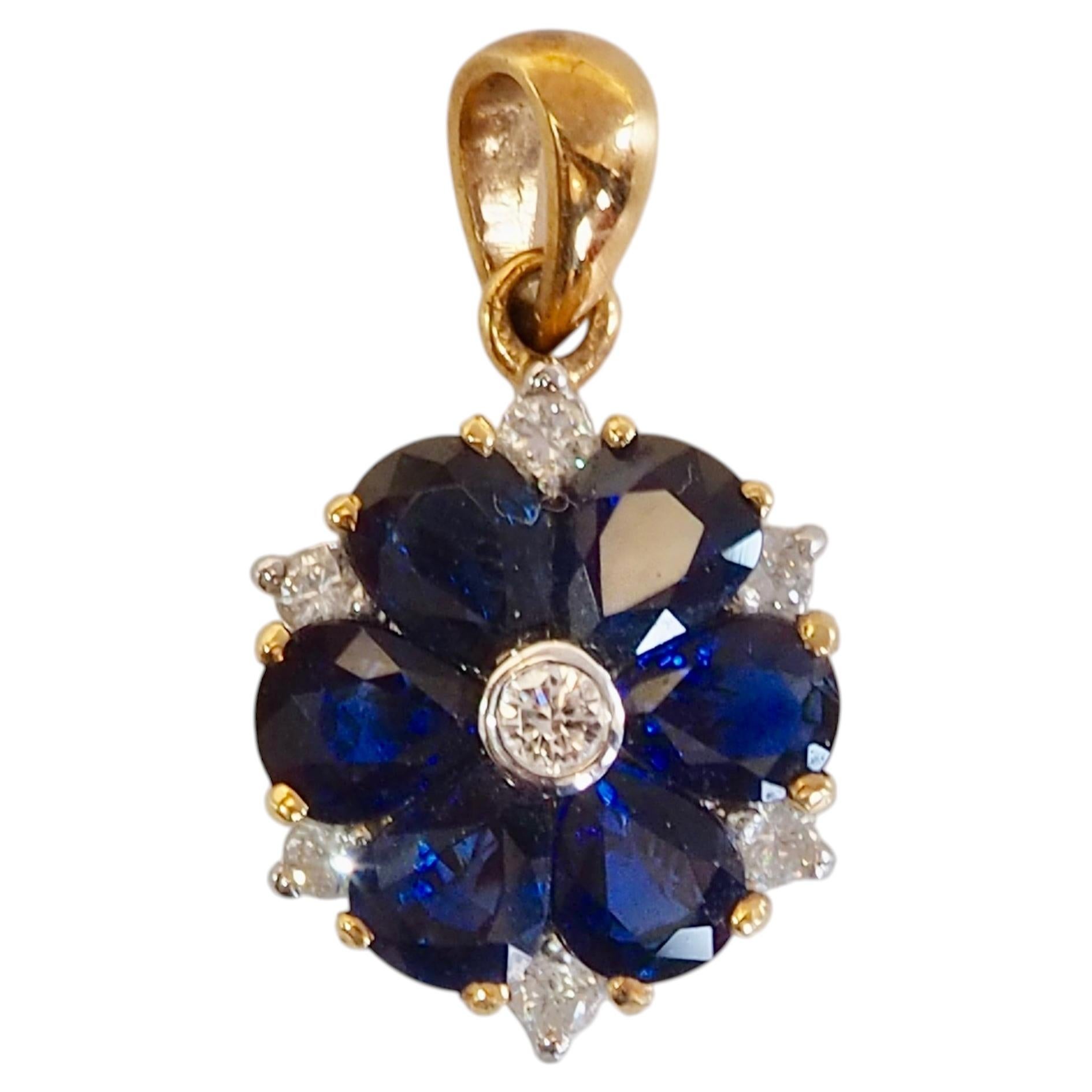 Ciondolo in oro 18 carati con zaffiro blu a forma di pera da 1,70 carati e diamante da 0,16 carati, con motivo floreale in vendita