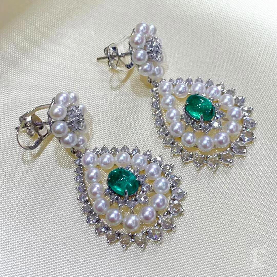 【Jādora】Imperial Teardrop Baby Akoya Pearl Emerald Diamond Earrings In New Condition For Sale In New York, NY