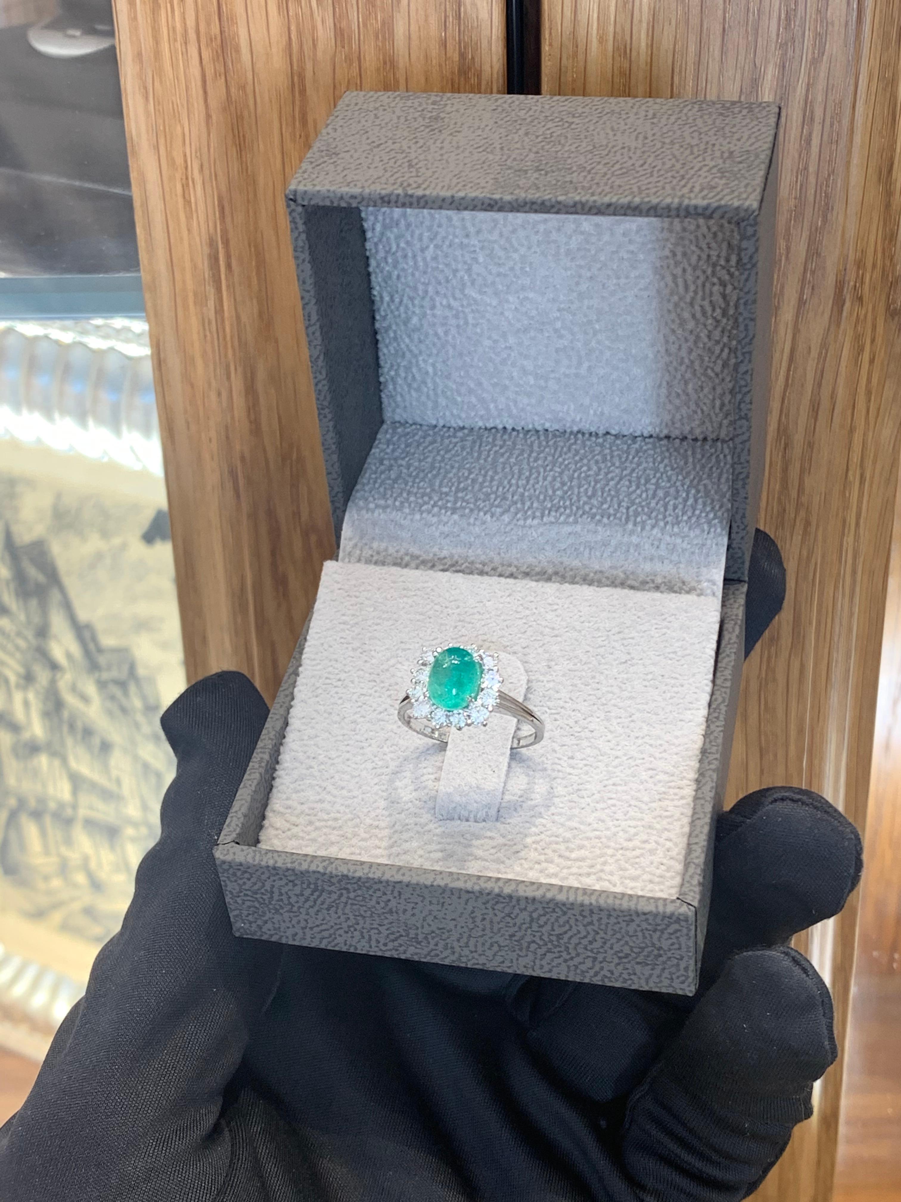 18k Gold 1.8 Carat Emerald & 1.0 Carat Diamond Ring In Excellent Condition For Sale In Ramat Gan, IL