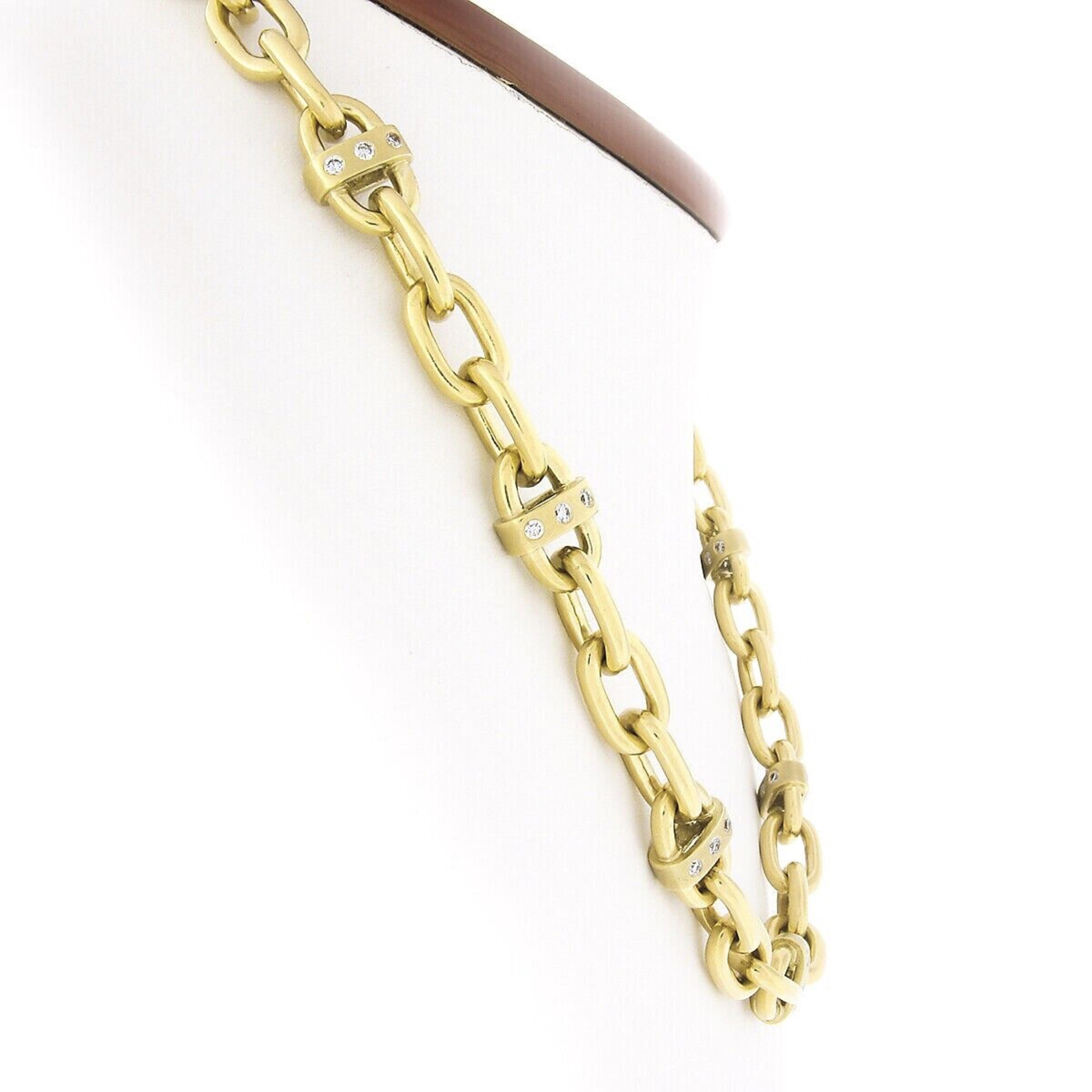 Voici un collier ras du cou absolument audacieux et très bien et solidement fabriqué en or jaune 18 carats. Il comprend des maillons de câble unis et accentués de diamants et un grand fermoir à bascule orné de deux saphirs cabochons. 11 de ces