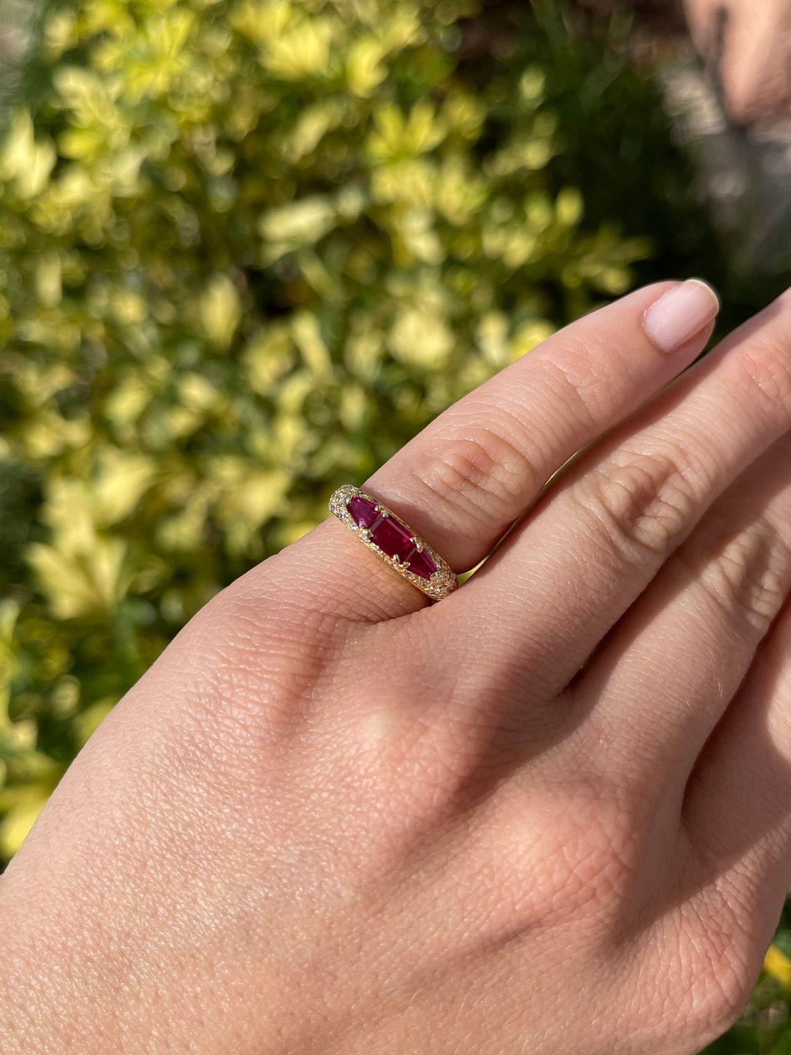 18 Karat Gold 1,80 Karatcw Rubin & Diamant Statement Rosay Ring, blutroter Baguette-Rubin (Moderne) im Angebot