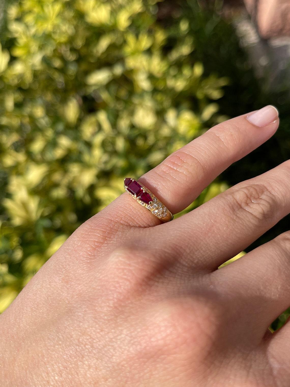 18 Karat Gold 1,80 Karatcw Rubin & Diamant Statement Rosay Ring, blutroter Baguette-Rubin (Baguetteschliff) im Angebot