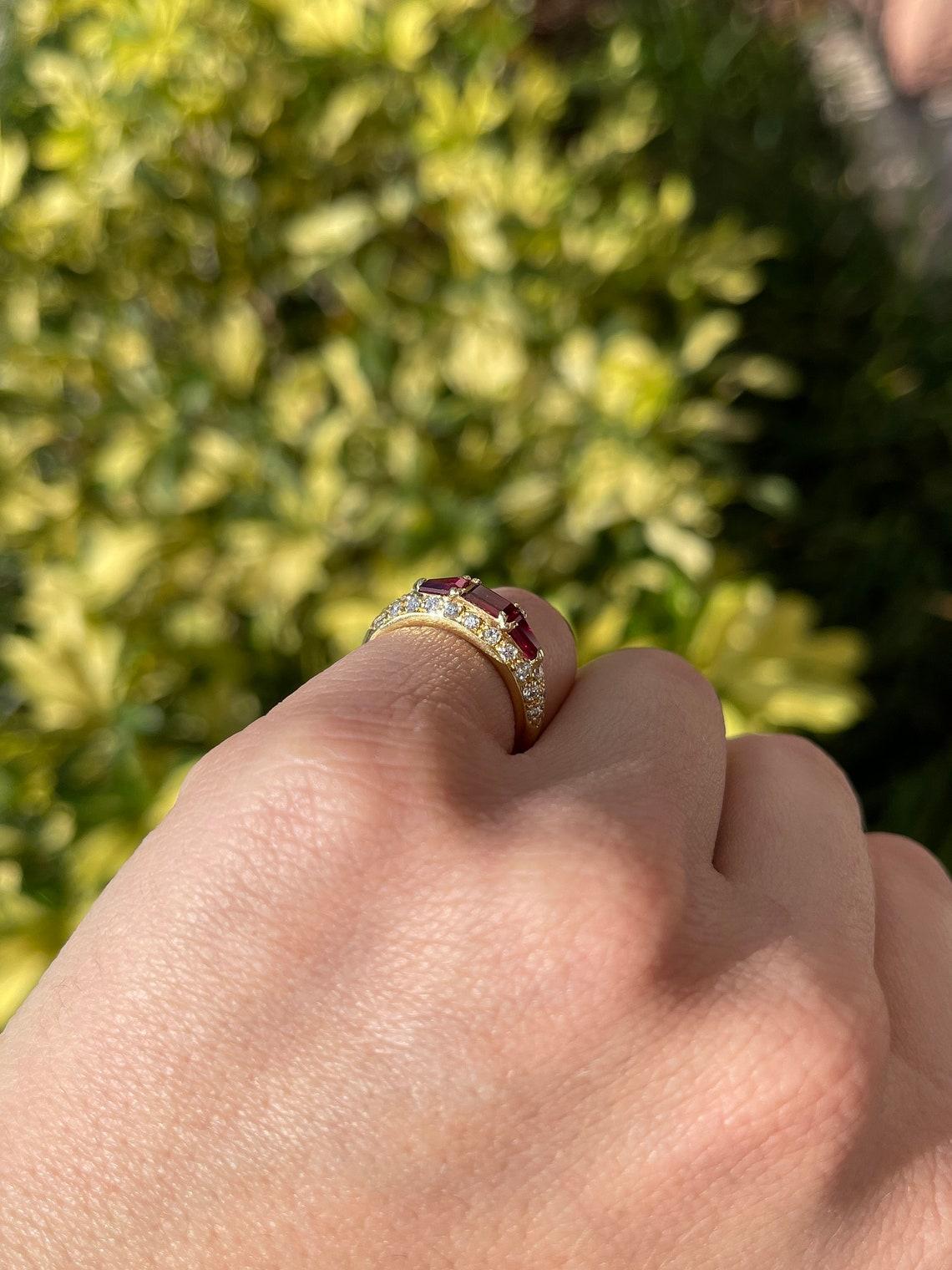 18 Karat Gold 1,80 Karatcw Rubin & Diamant Statement Rosay Ring, blutroter Baguette-Rubin im Zustand „Neu“ im Angebot in Jupiter, FL