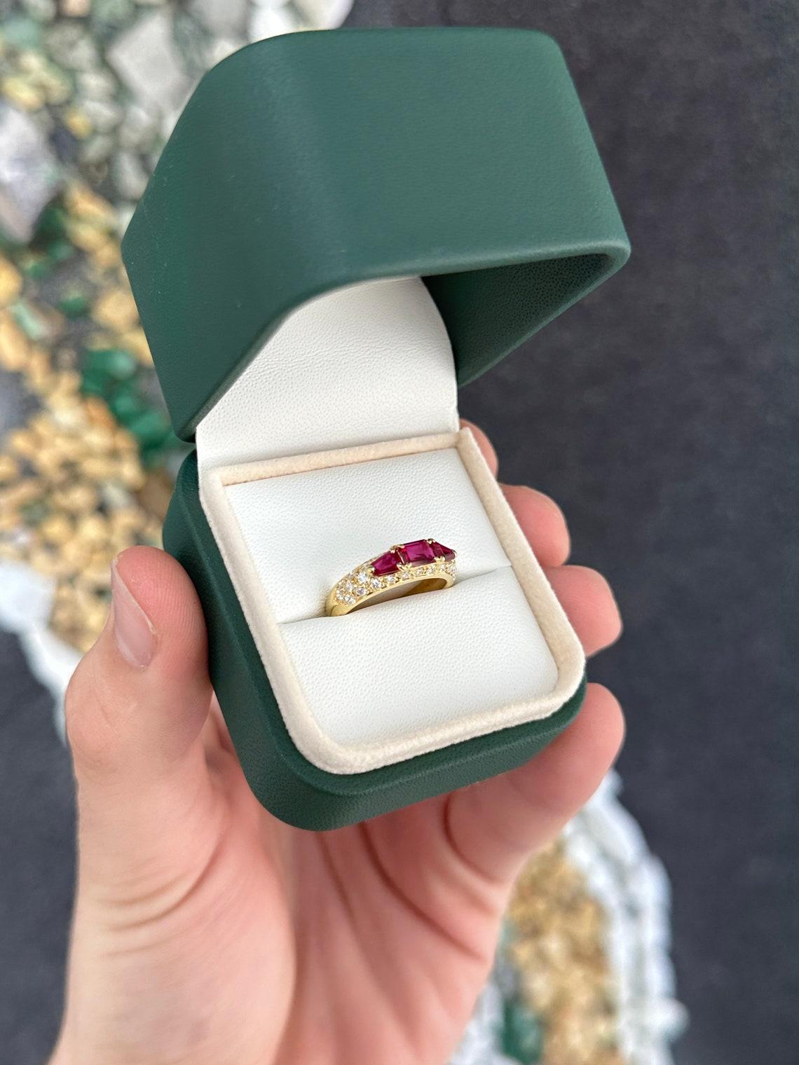 18 Karat Gold 1,80 Karatcw Rubin & Diamant Statement Rosay Ring, blutroter Baguette-Rubin im Angebot 1