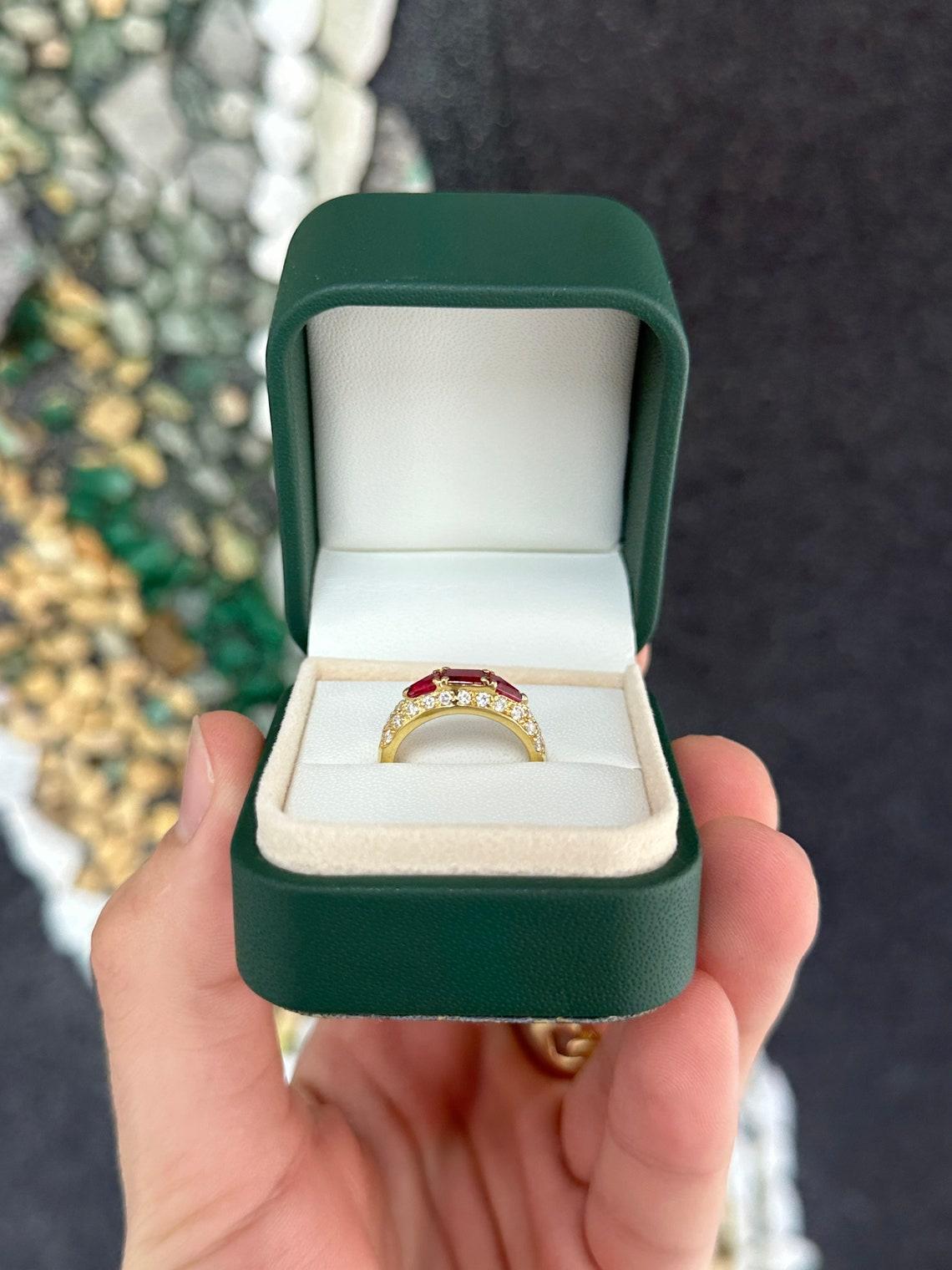 18 Karat Gold 1,80 Karatcw Rubin & Diamant Statement Rosay Ring, blutroter Baguette-Rubin im Angebot 2