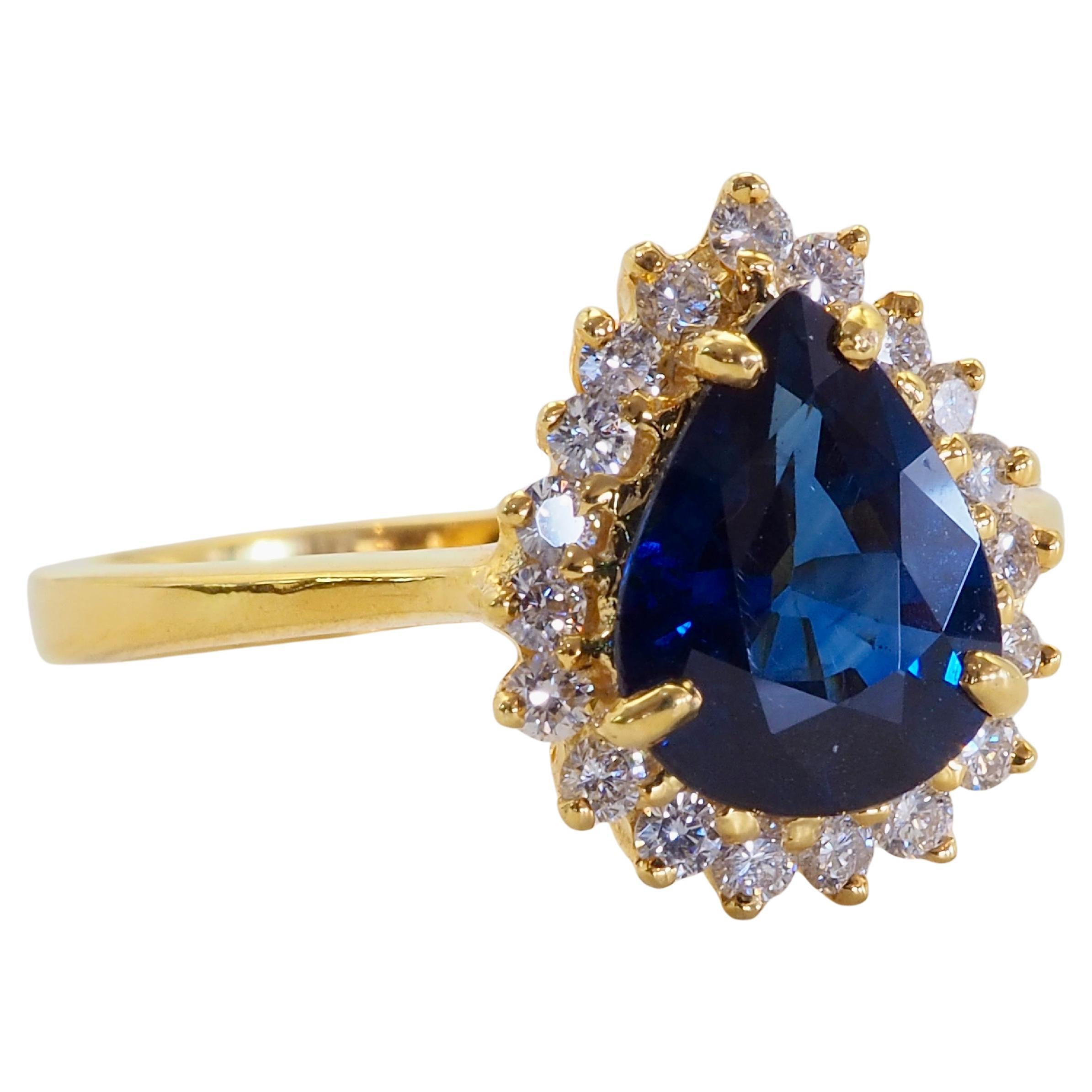 Bague fine en or 18 carats avec saphir bleu poire 1,83 carat et halo de diamants 0,28 carat Neuf - En vente à เกาะสมุย, TH
