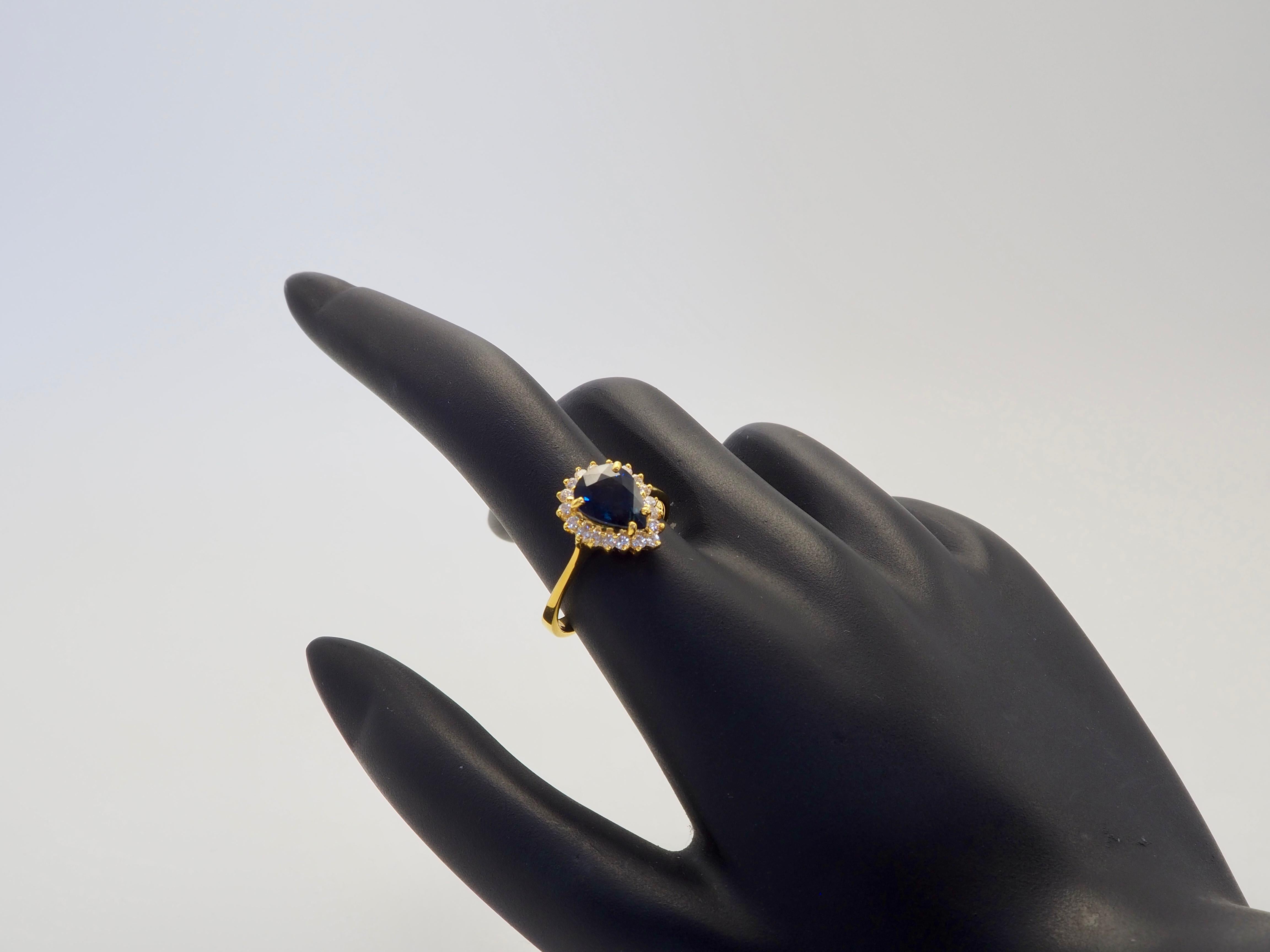 Bague fine en or 18 carats avec saphir bleu poire 1,83 carat et halo de diamants 0,28 carat en vente 1