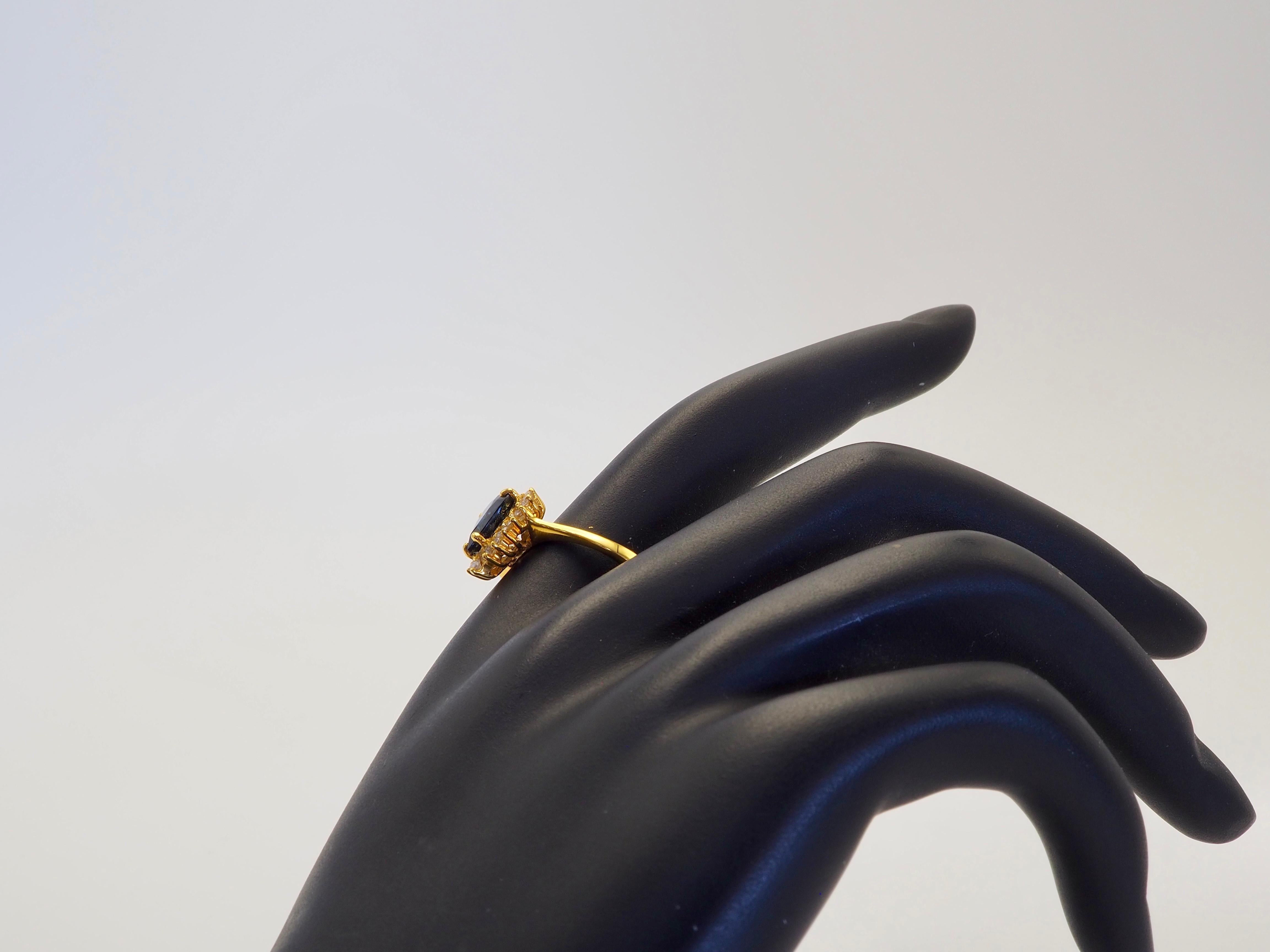 Bague fine en or 18 carats avec saphir bleu poire 1,83 carat et halo de diamants 0,28 carat en vente 2