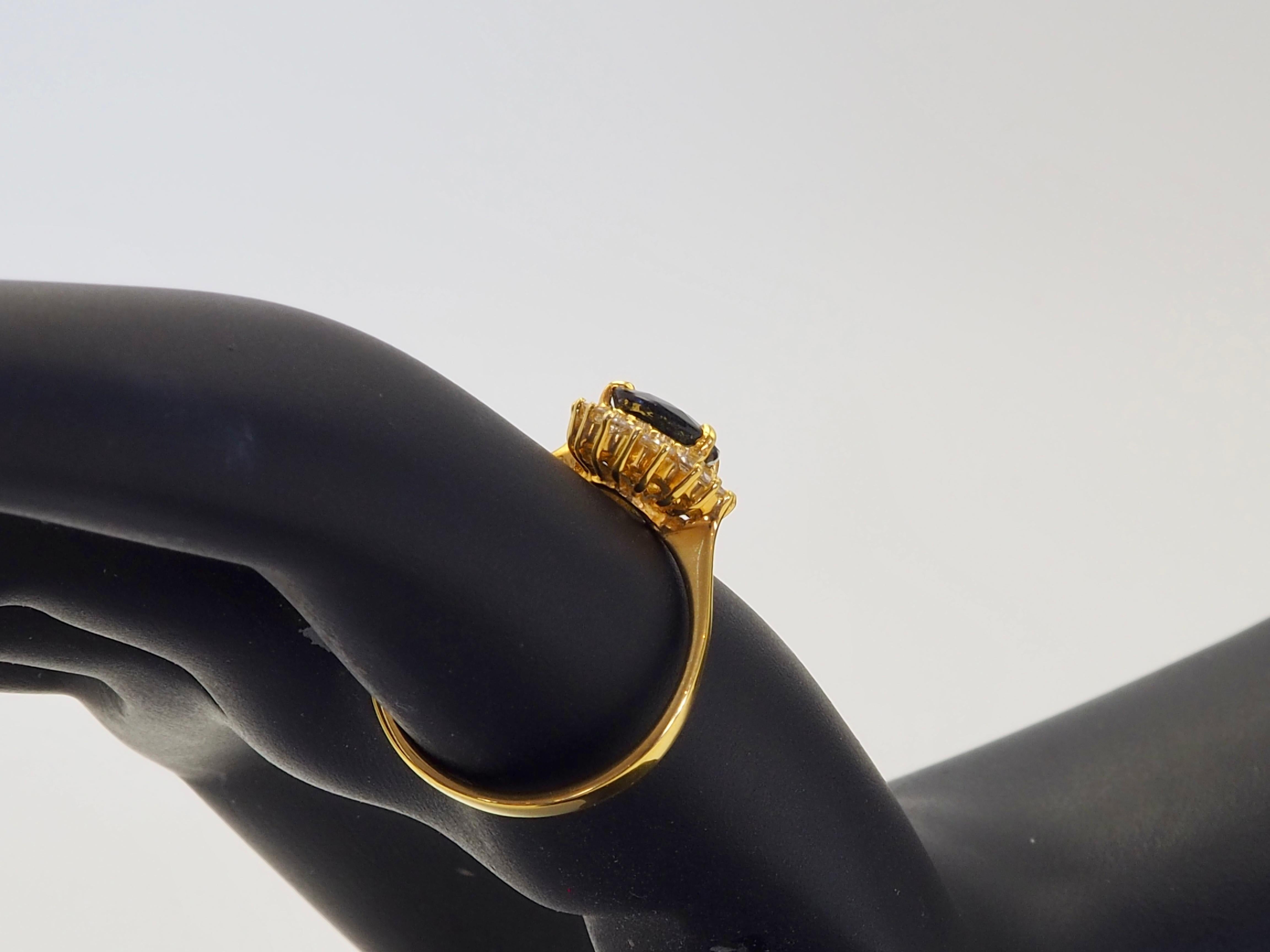 Bague fine en or 18 carats avec saphir bleu poire 1,83 carat et halo de diamants 0,28 carat en vente 3