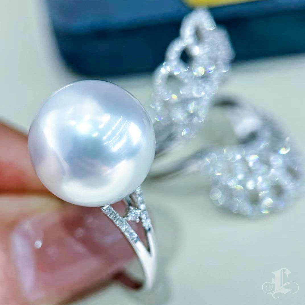【Crown Radiance】Regal Fan Convertible Aurora South Sea Pearl & Diamond Ring In New Condition For Sale In New York, NY