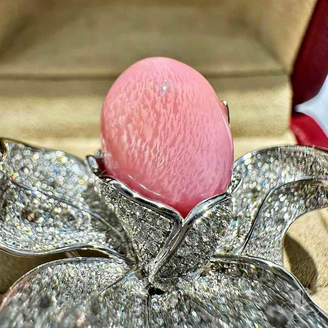 【Conchéa】Majestic Orchid Convertible 3-Way Conch Pearl Jewelry — 8.1ct For Sale 4