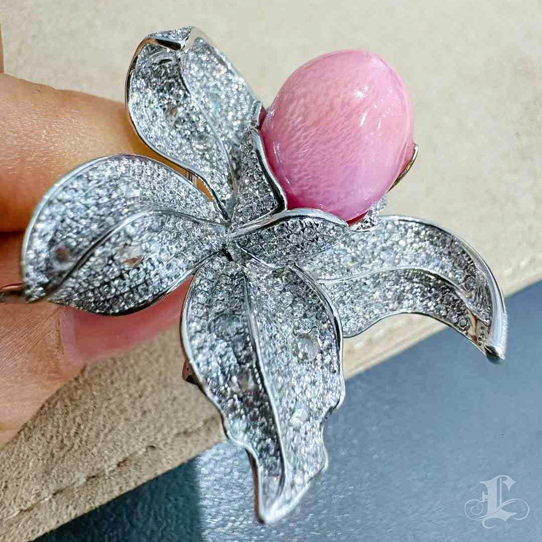 【Conchéa】Majestic Orchid Convertible 3-Way Conch Pearl Jewelry — 8.1ct In New Condition For Sale In New York, NY