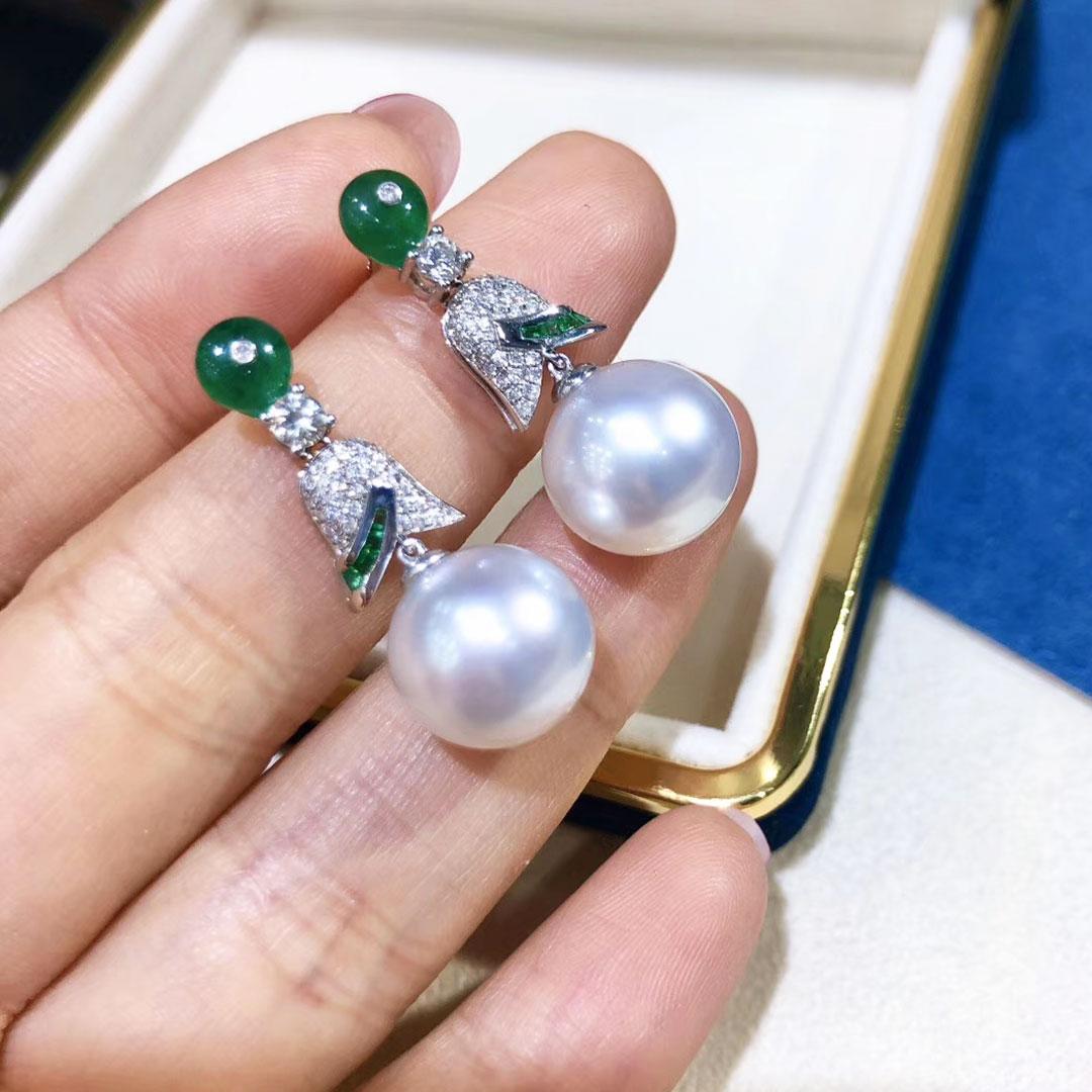 【Crown Radiance】Emerald Bloom Aurora South Sea Pearl Gala Earrings In New Condition For Sale In New York, NY