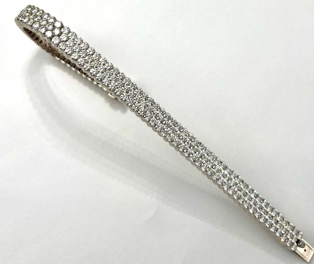 Round Cut 18K Gold 18Cttw Round White Diamonds Invisible Set Bracelet For Sale