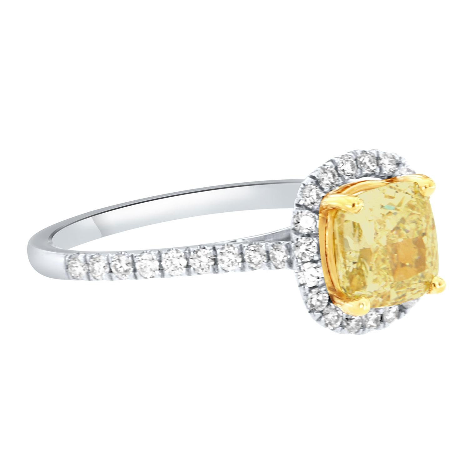 Taille coussin Bague en or 18 carats avec halo de diamants jaunes taille coussin de 1,95 carat en vente