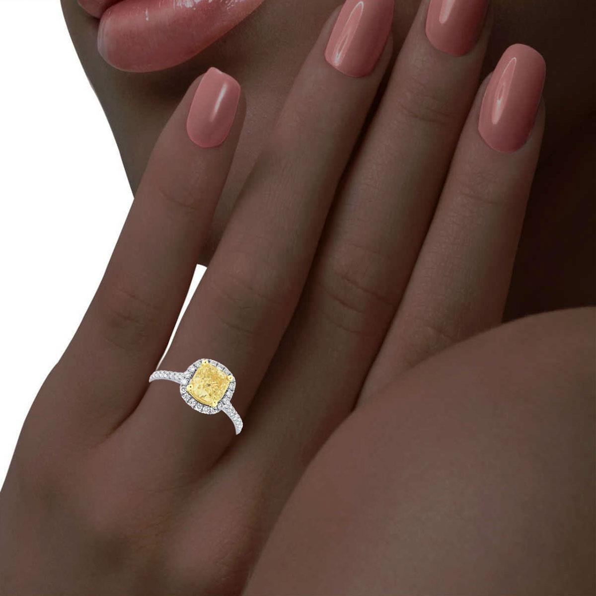 Bague en or 18 carats avec halo de diamants jaunes taille coussin de 1,95 carat en vente 1