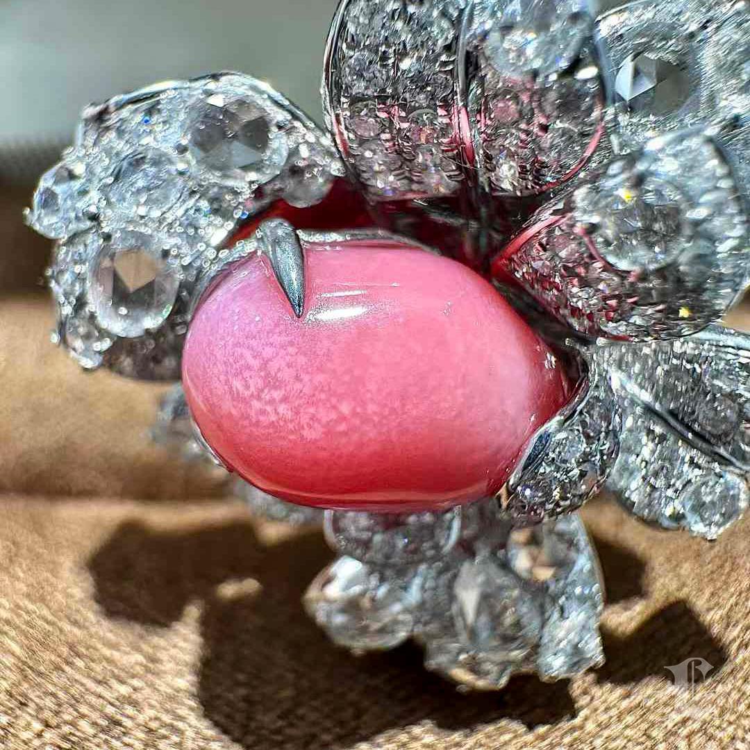【Conchéa】Flammende Grace Convertible Petal Ring Anhänger - 4,15ct Conch Perle (Ungeschliffen) im Angebot
