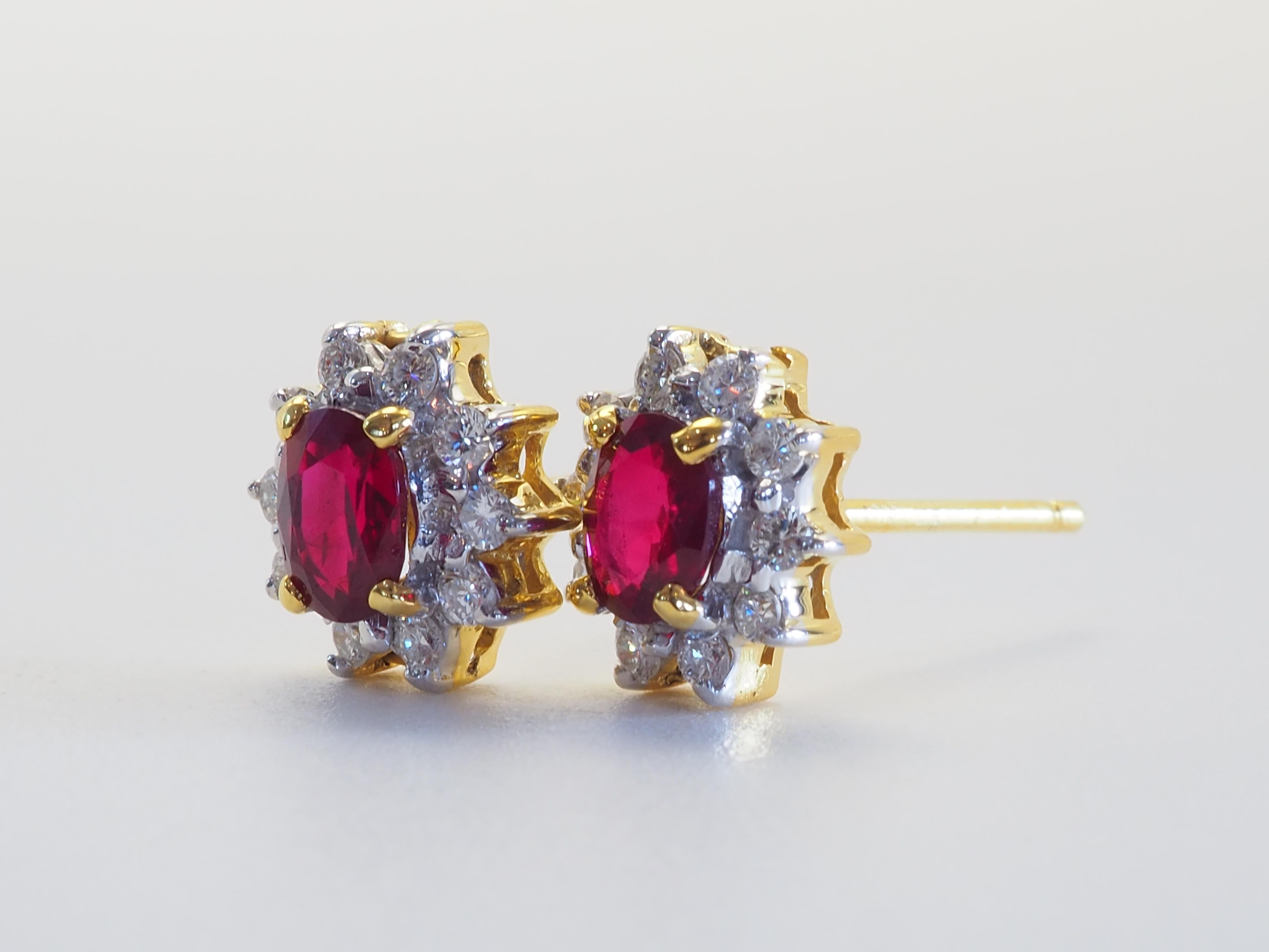 Leuchtend tiefroter Rubin mit hoher Brillanz aus der Mine in Thailand. Ein klassischer Ohrstecker im Sunburst-Stil, dessen oberer Teil mit dem Stift verbunden ist. Die Diamanten sind brillant und klar. Für diejenigen, die rote Edelsteine lieben oder
