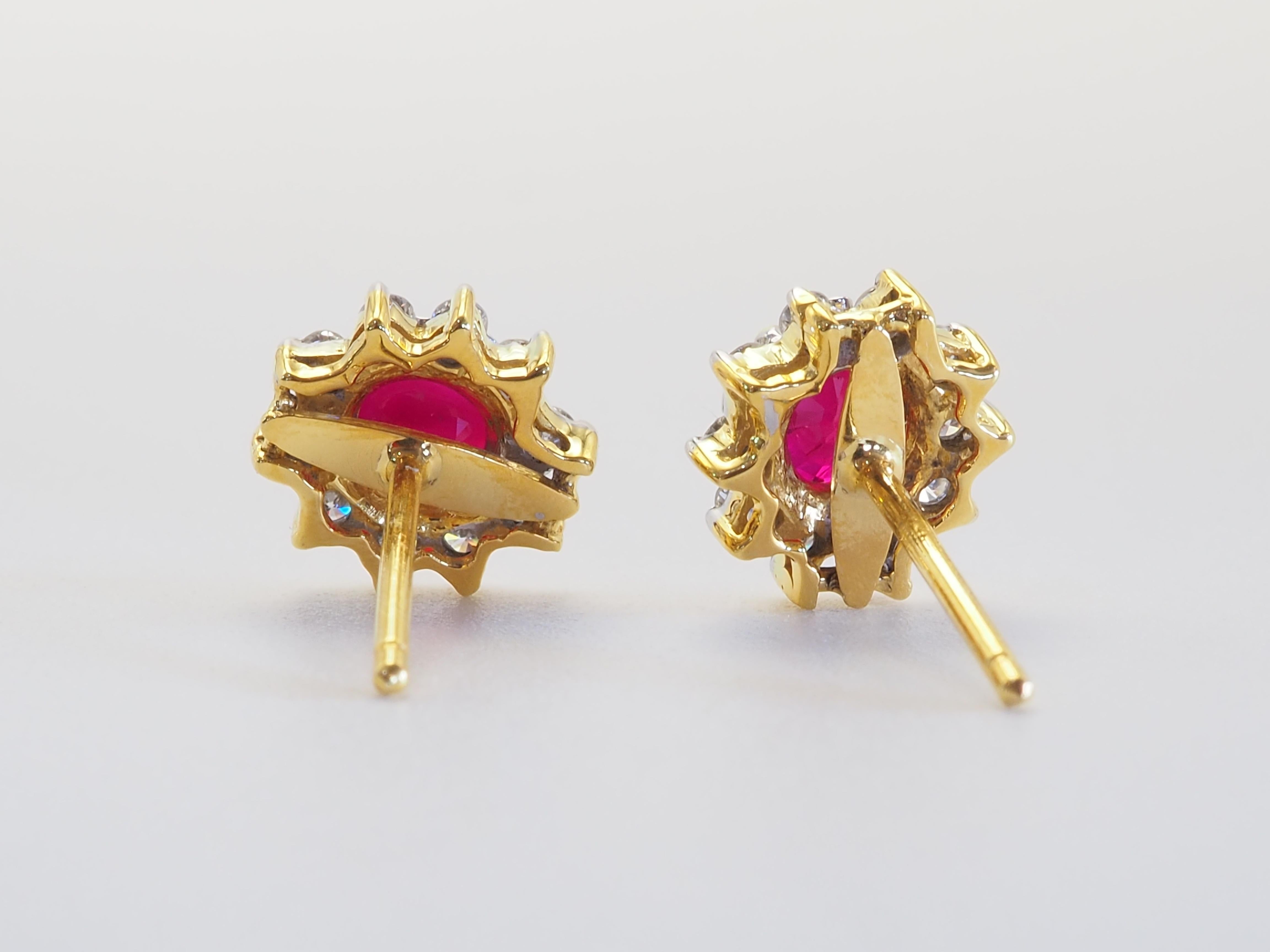 18K Gold 1ct Oval Vivid Red Ruby & 0.36ct Diamant Sunbusrt Ohrstecker (Ovalschliff) im Angebot