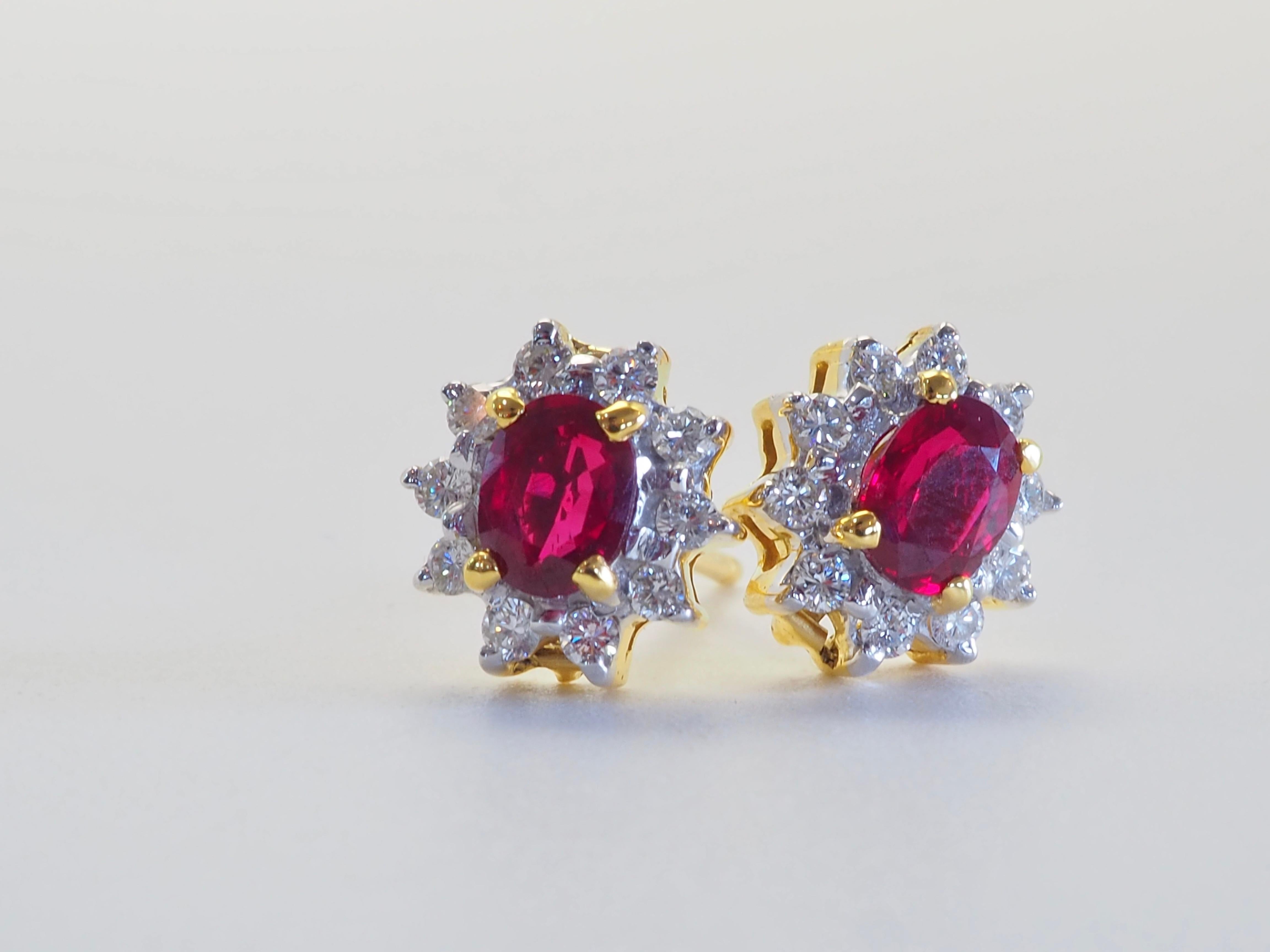18K Gold 1ct Oval Vivid Red Ruby & 0.36ct Diamant Sunbusrt Ohrstecker im Zustand „Neu“ im Angebot in เกาะสมุย, TH