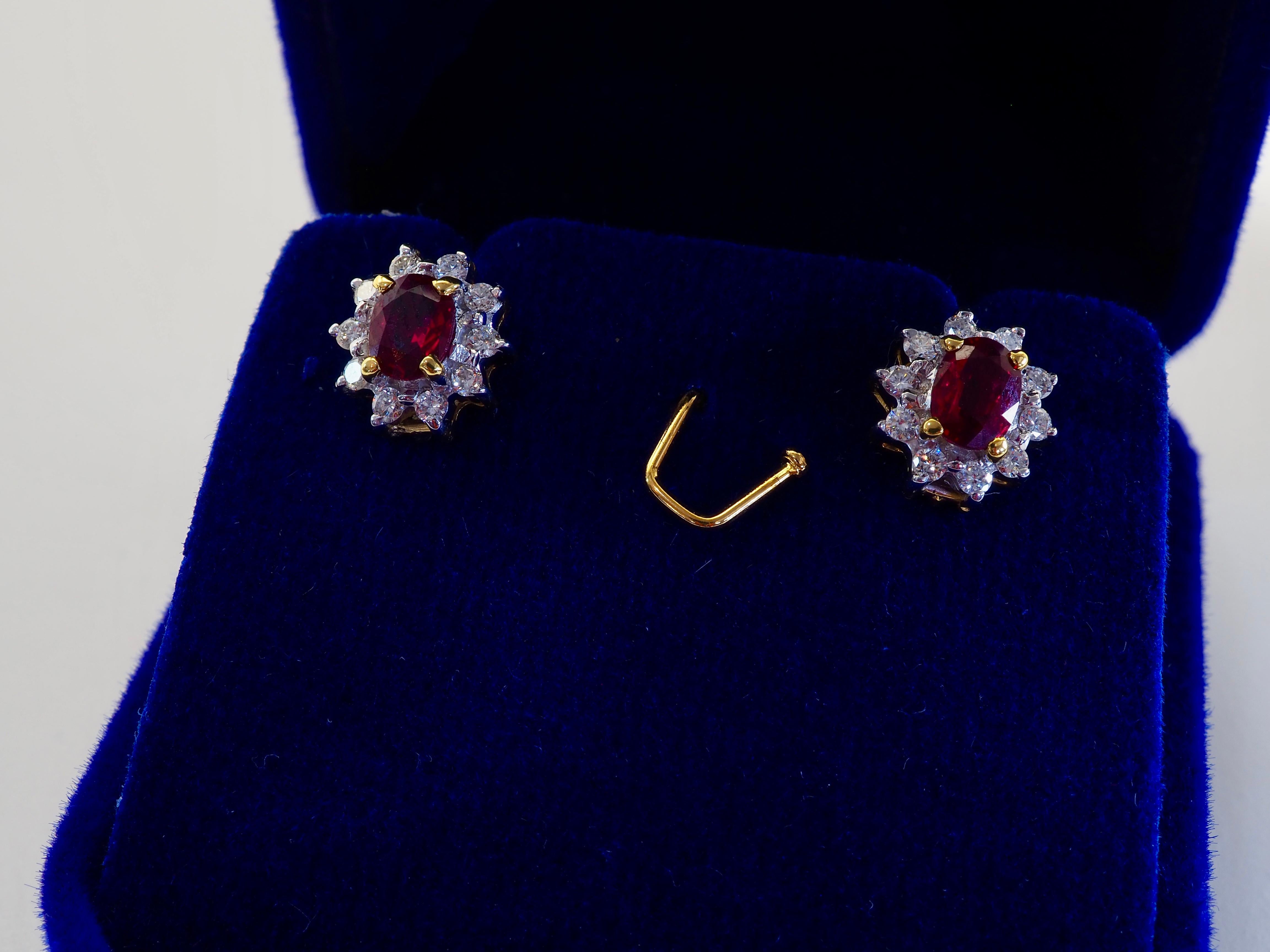 18K Gold 1ct Oval Vivid Red Ruby & 0.36ct Diamant Sunbusrt Ohrstecker im Angebot 1