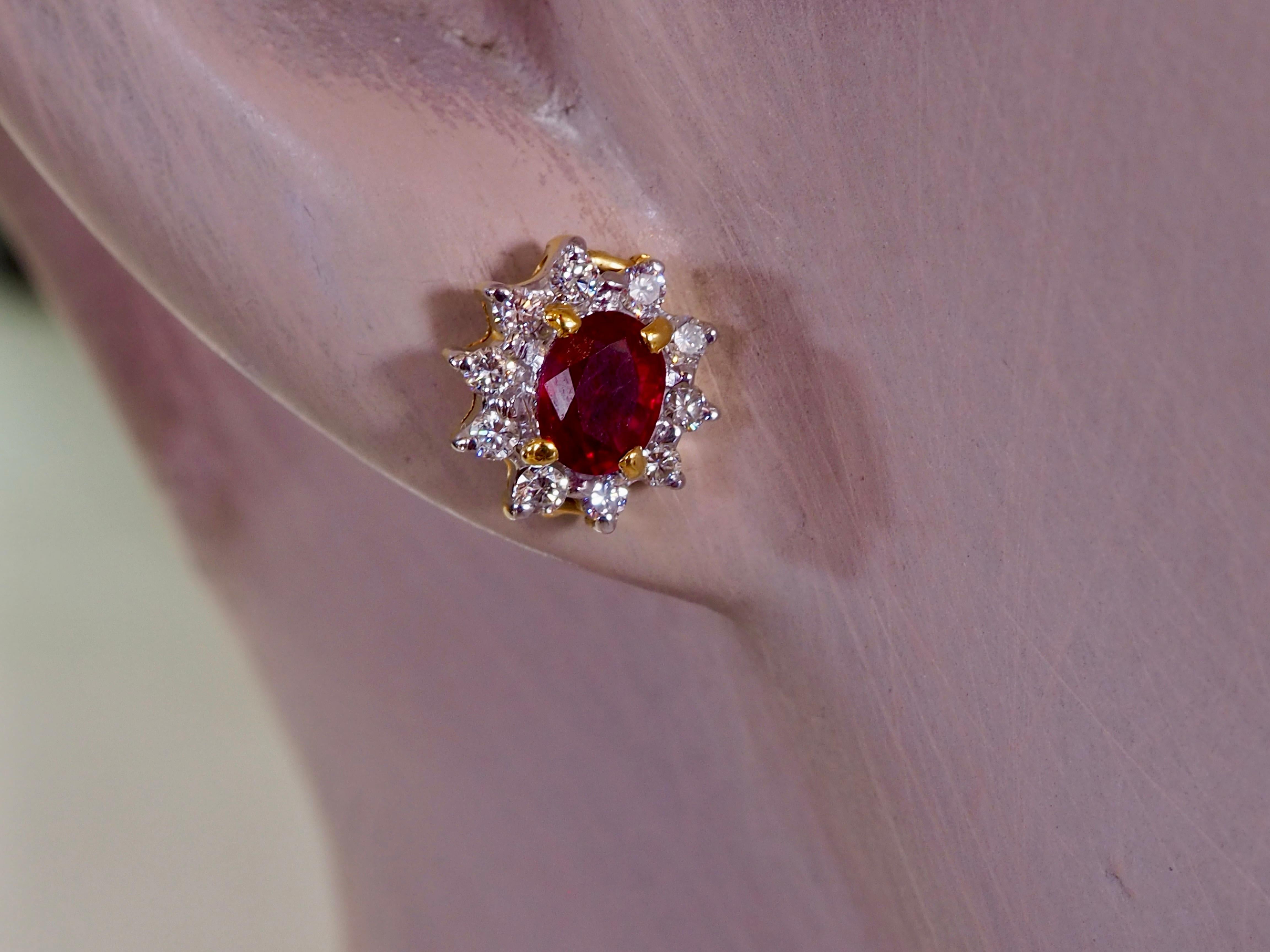 18K Gold 1ct Oval Vivid Red Ruby & 0.36ct Diamant Sunbusrt Ohrstecker im Angebot 2