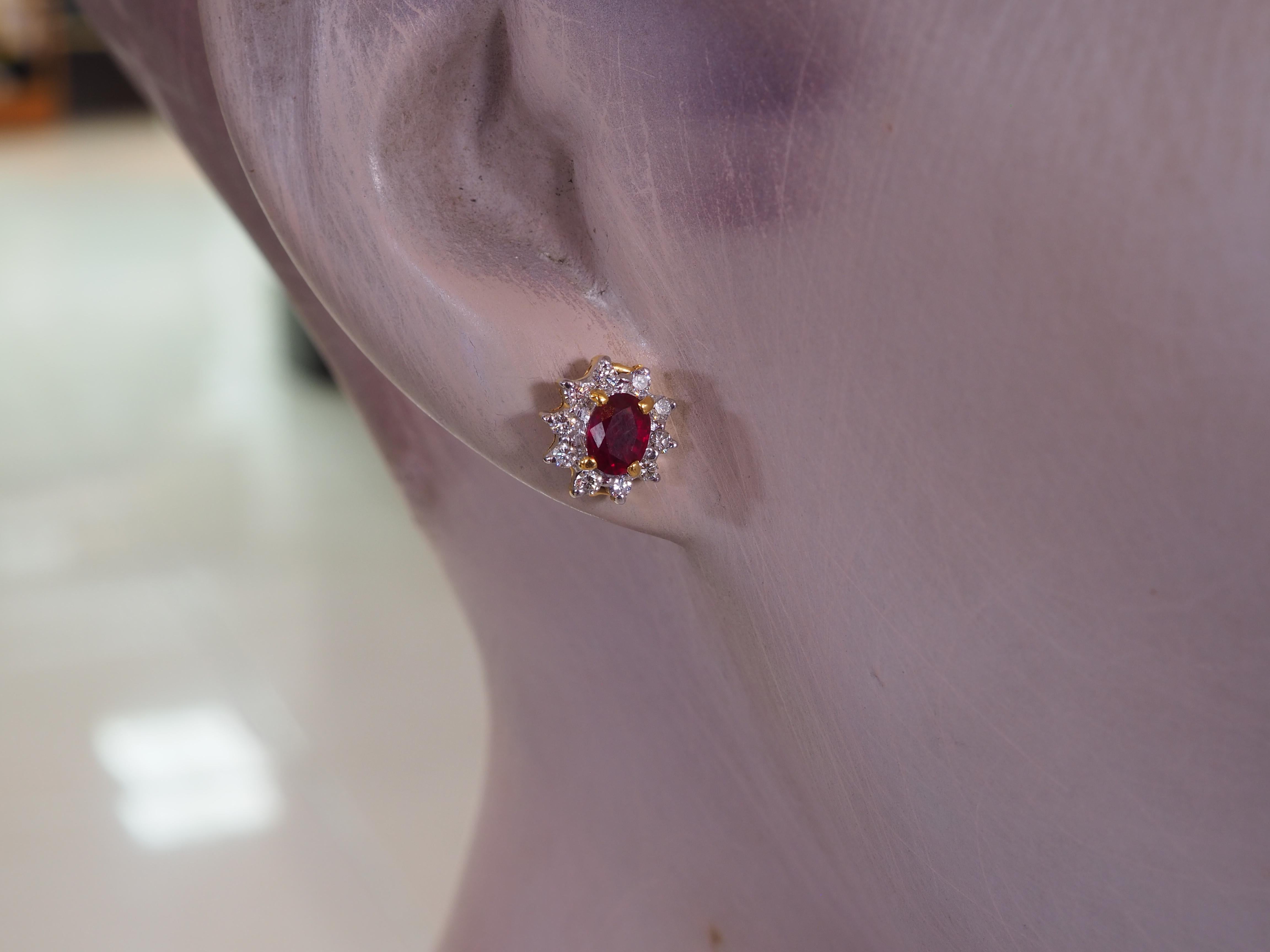 18K Gold 1ct Oval Vivid Red Ruby & 0.36ct Diamant Sunbusrt Ohrstecker im Angebot 3