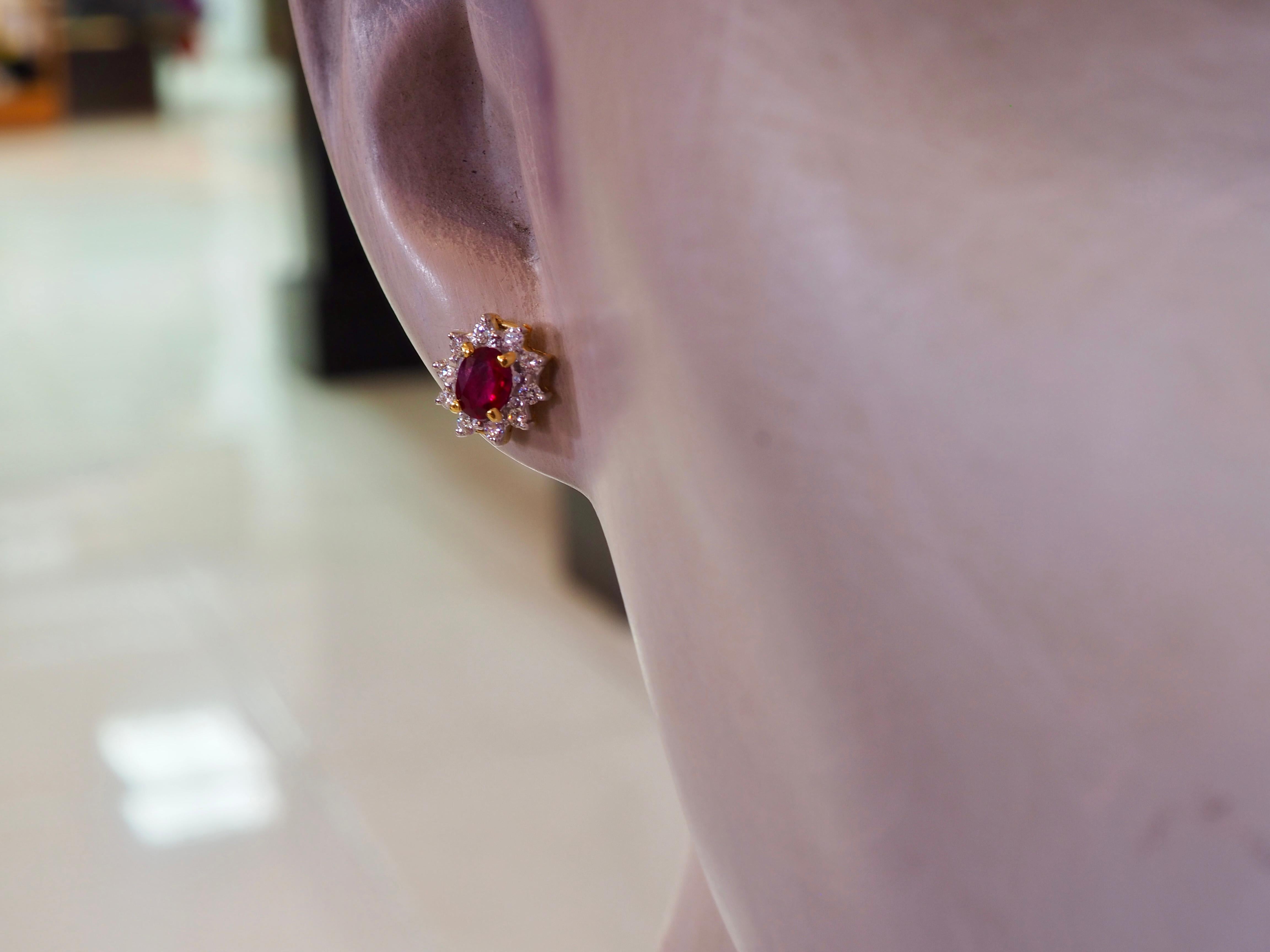 18K Gold 1ct Oval Vivid Red Ruby & 0.36ct Diamant Sunbusrt Ohrstecker im Angebot 4