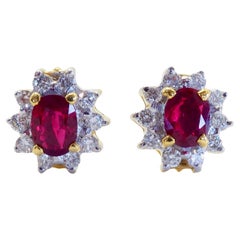Orecchino in oro 18 carati con rubino rosso ovale e diamante Sunbusrt da 0,36 carati