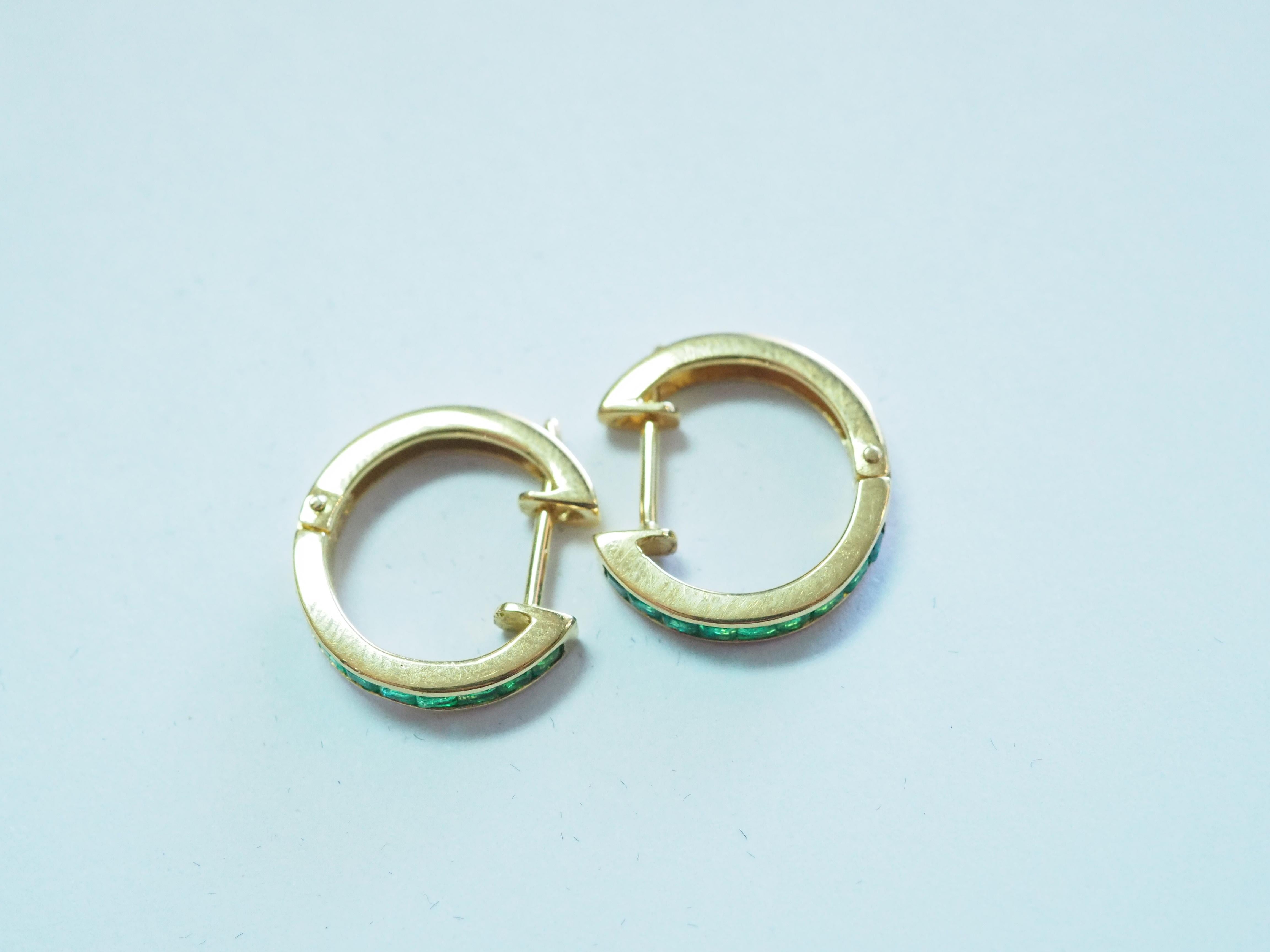 18K Gold 1ct Squared Emerald Inlaid Hoop Earrings In New Condition In เกาะสมุย, TH