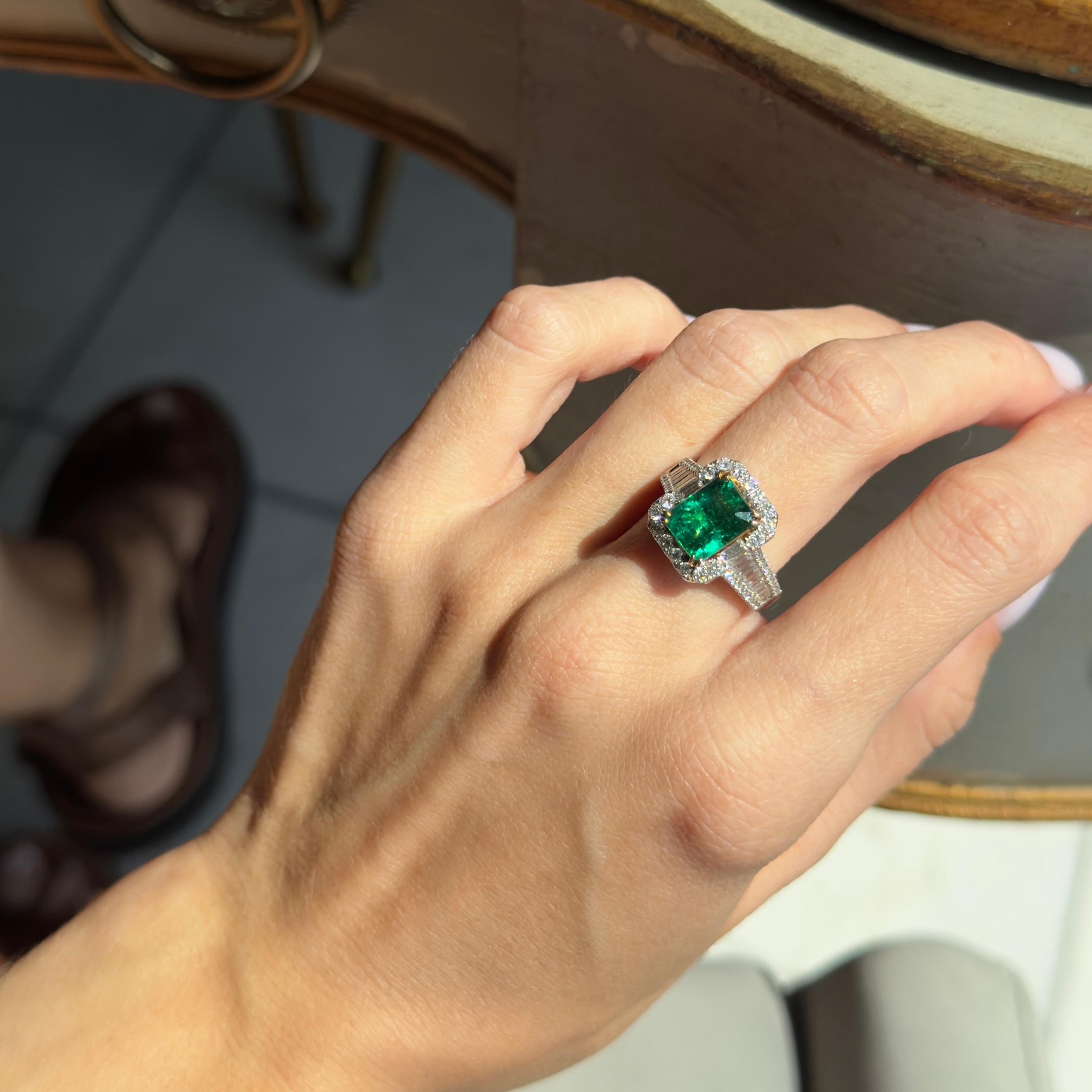 18K Gold 2 Carat Emerald Diamond Baguette Halo Ring In New Condition For Sale In Cape May, NJ