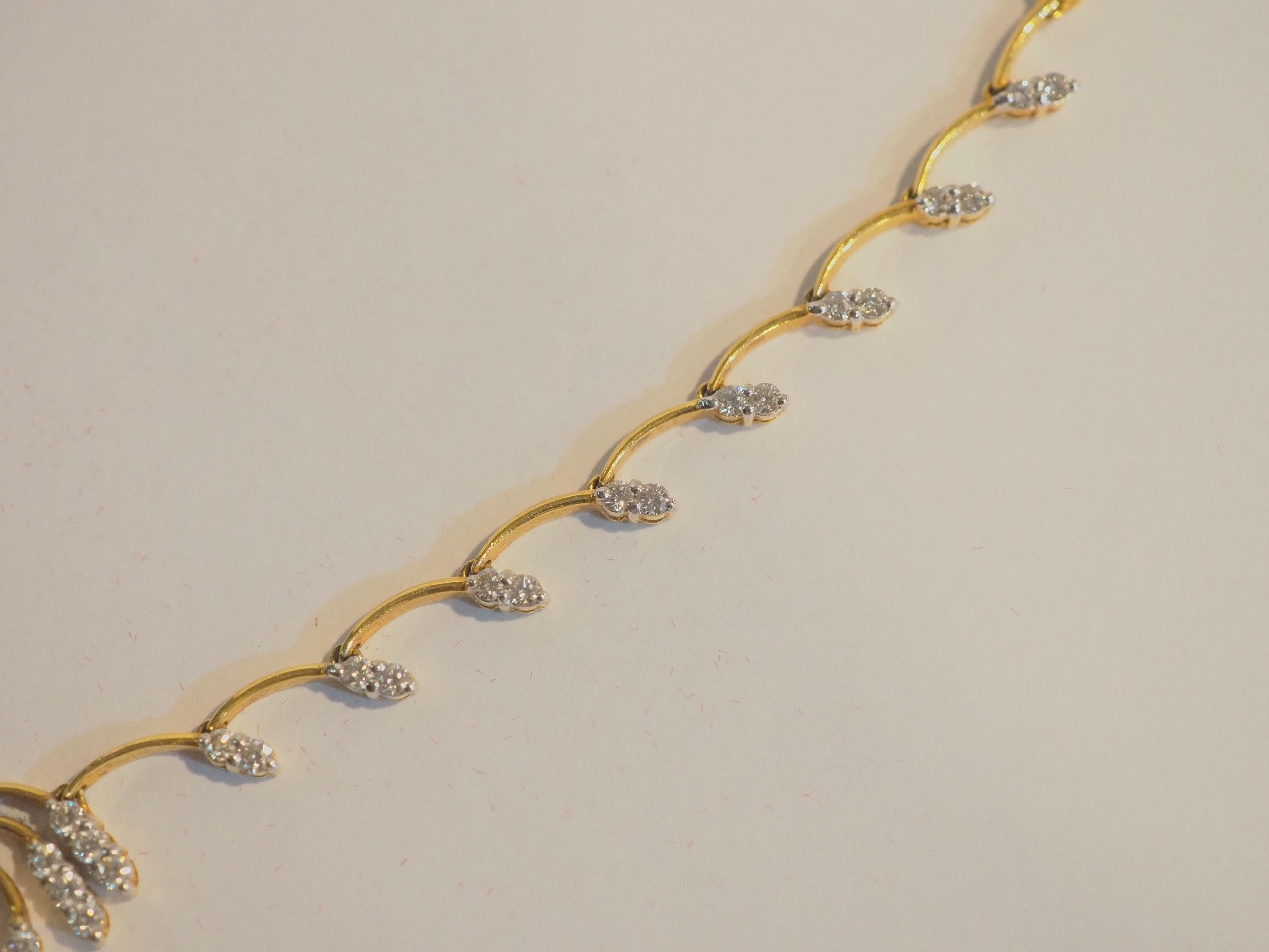 18K Gold 2 Carat Round Brilliant Diamond Floral Chain Necklace In Excellent Condition For Sale In เกาะสมุย, TH