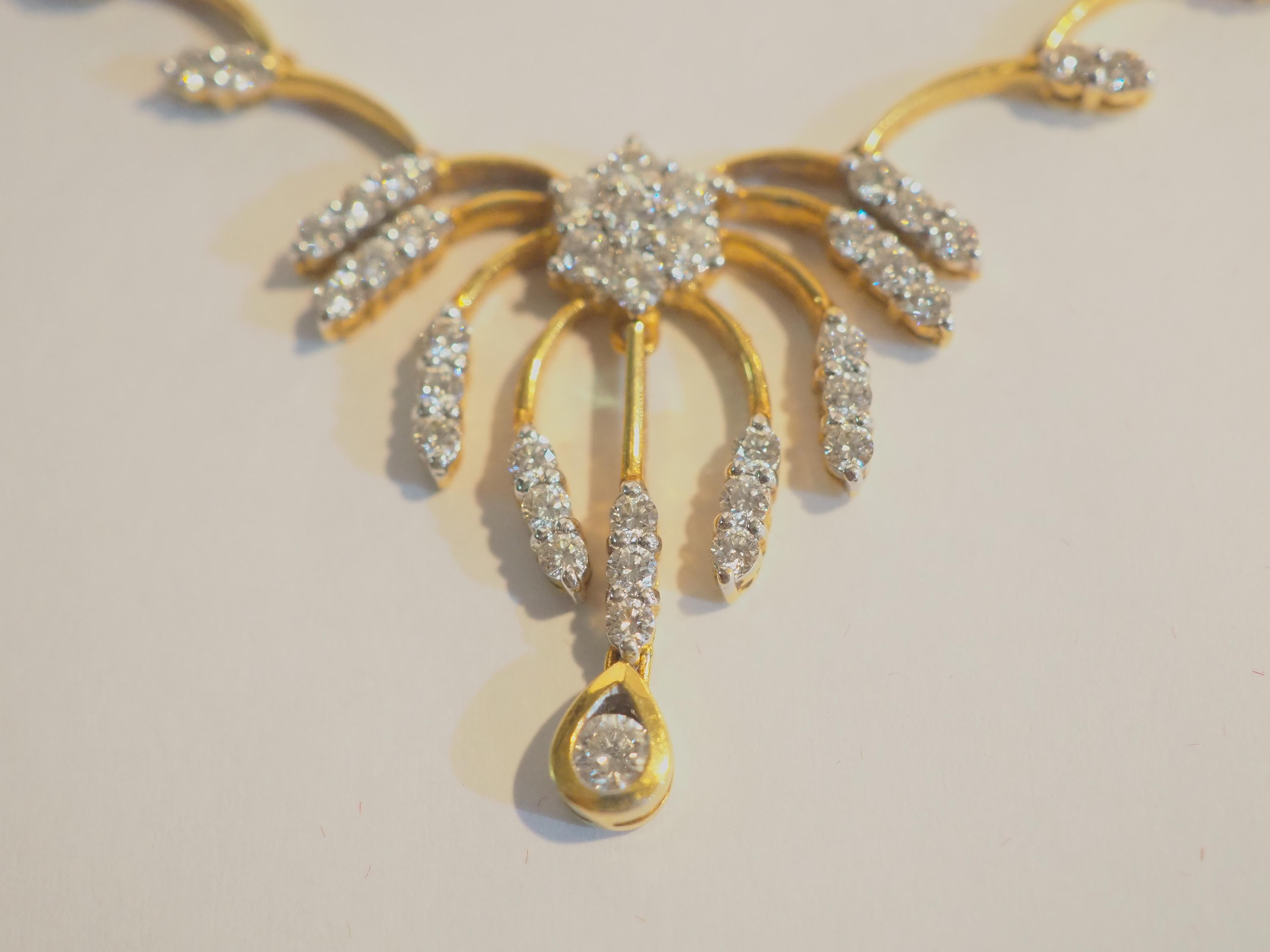 Women's 18K Gold 2 Carat Round Brilliant Diamond Floral Chain Necklace For Sale