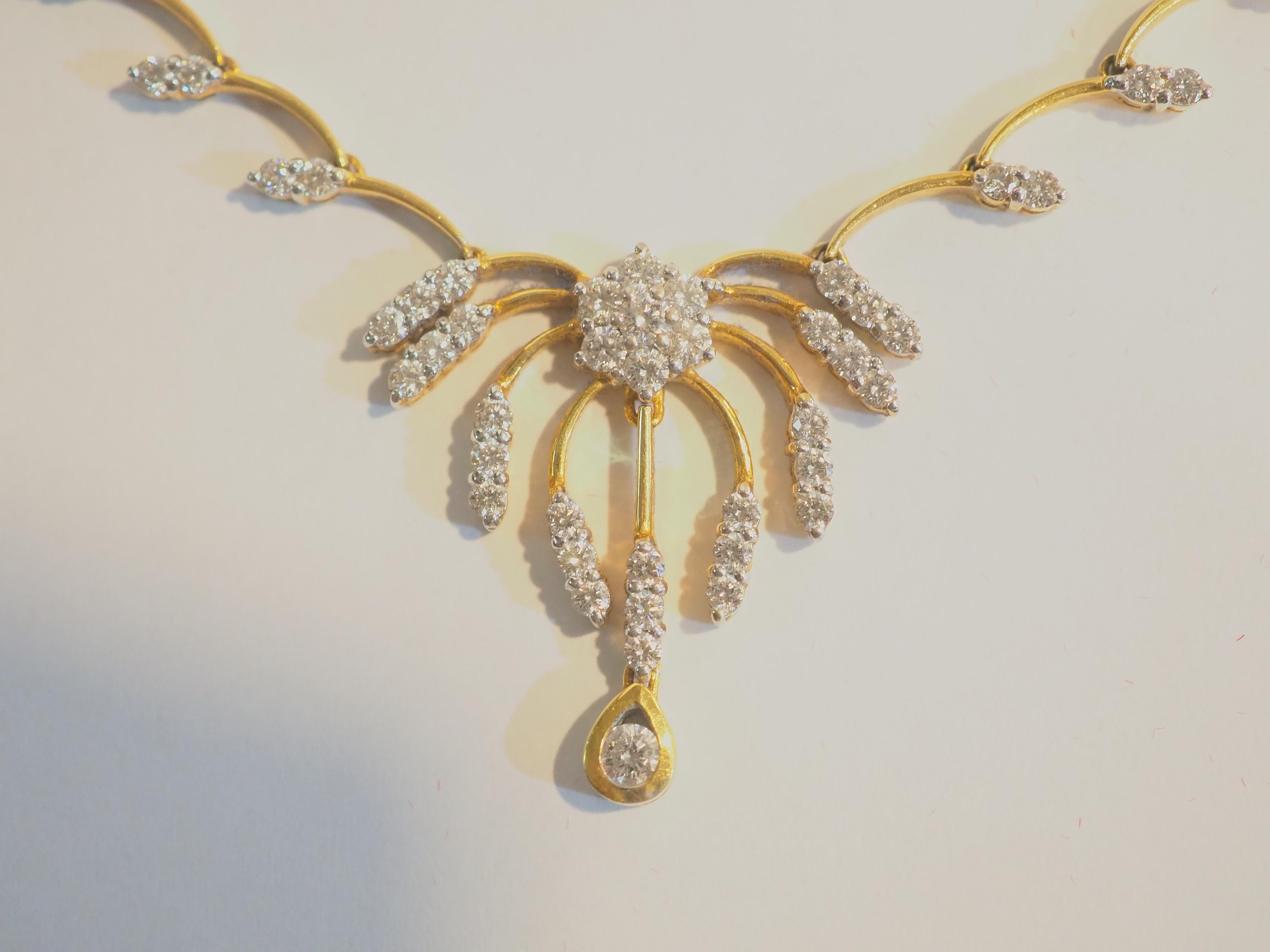 18K Gold 2 Carat Round Brilliant Diamond Floral Chain Necklace For Sale 2