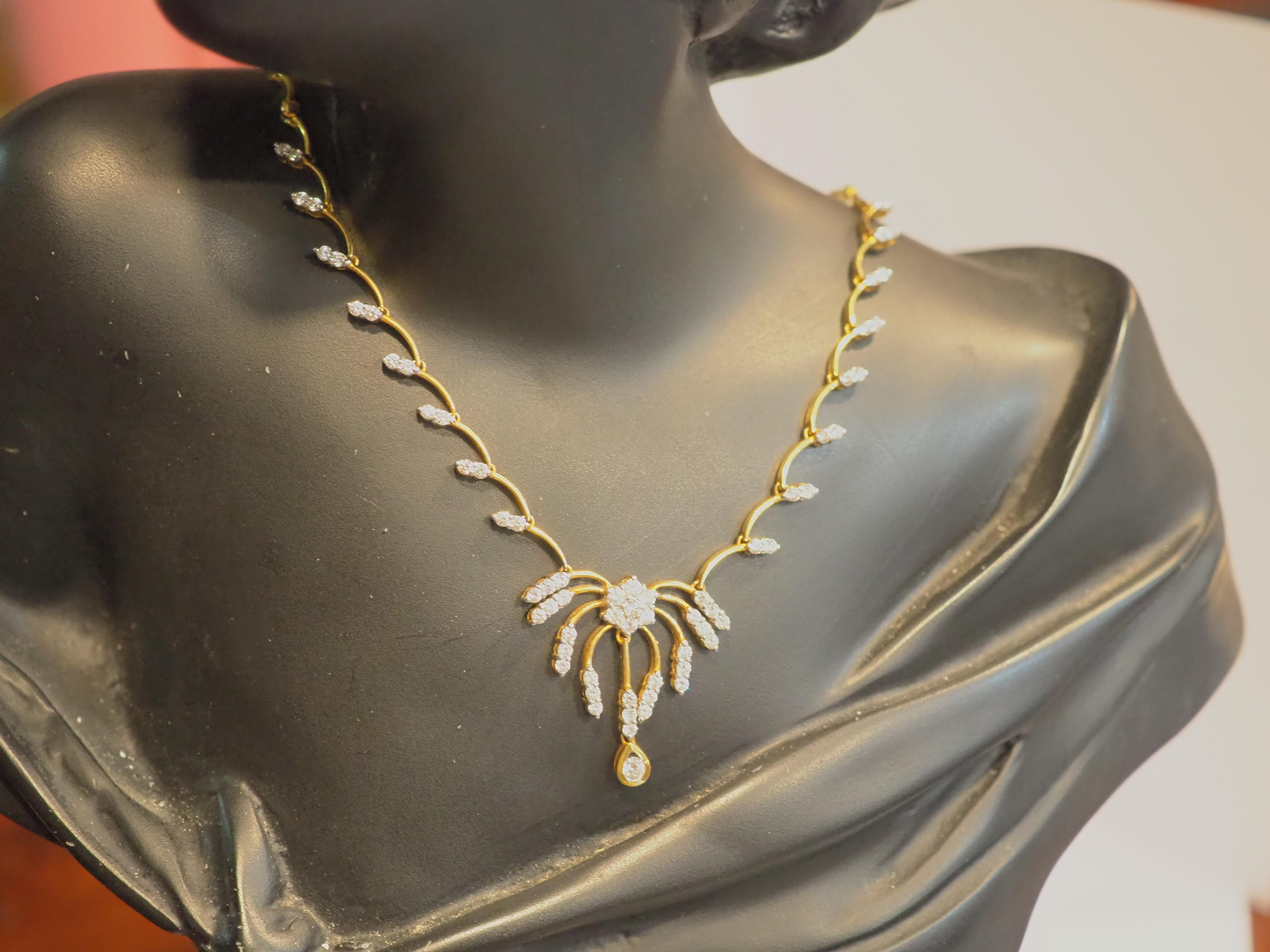 18K Gold 2 Carat Round Brilliant Diamond Floral Chain Necklace For Sale 3
