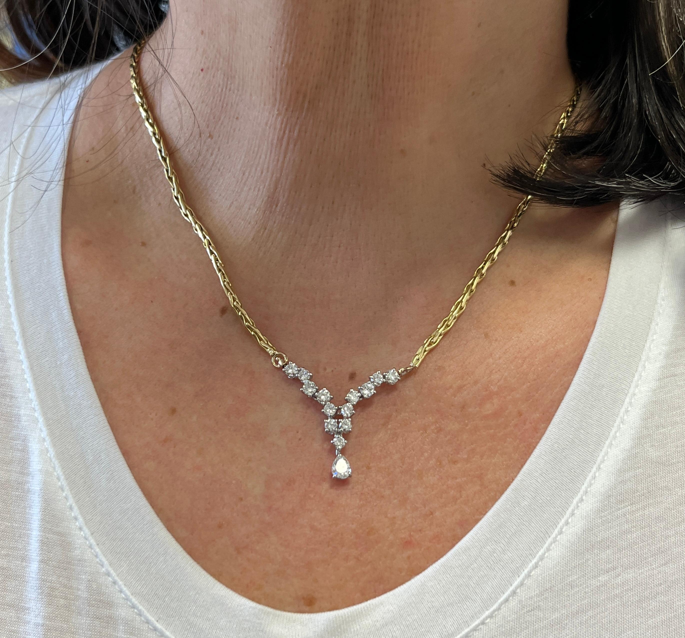 Collana girocollo con diamanti a grappolo in oro 18K a due toni con diamanti rotondi e a pera in vendita 3