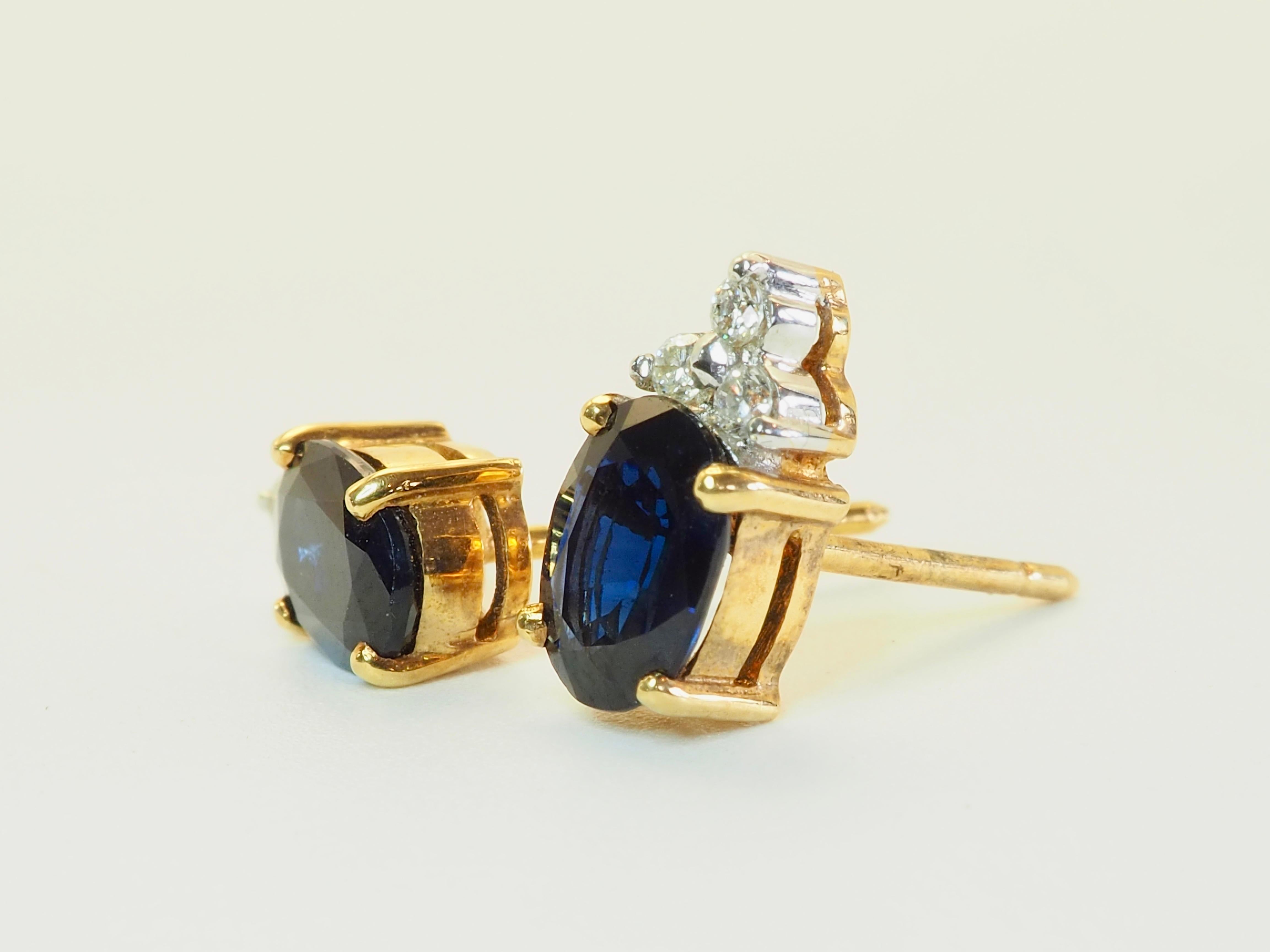 Eleva la tua collezione con questo squisito paio di raffinati orecchini a perno, realizzati a mano in oro massiccio 18 carati e incastonati con 2 carati di zaffiri blu intenso dal taglio ovale riccamente saturo. Ogni zaffiro è cullato in