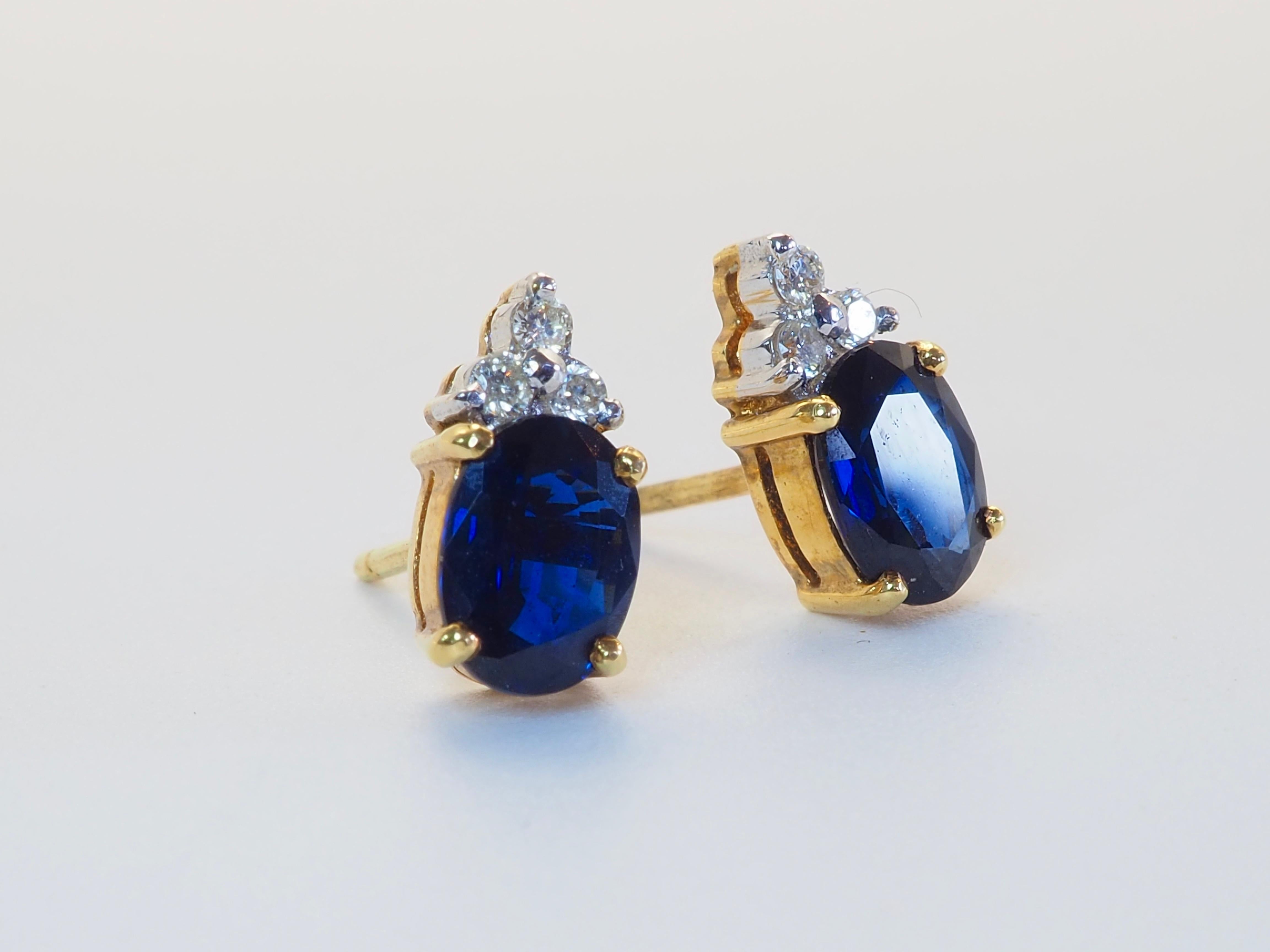Orecchini in oro 18K con zaffiro blu profondo ovale da 2,00ct e diamante da 0,10ct In condizioni ottime in vendita a เกาะสมุย, TH