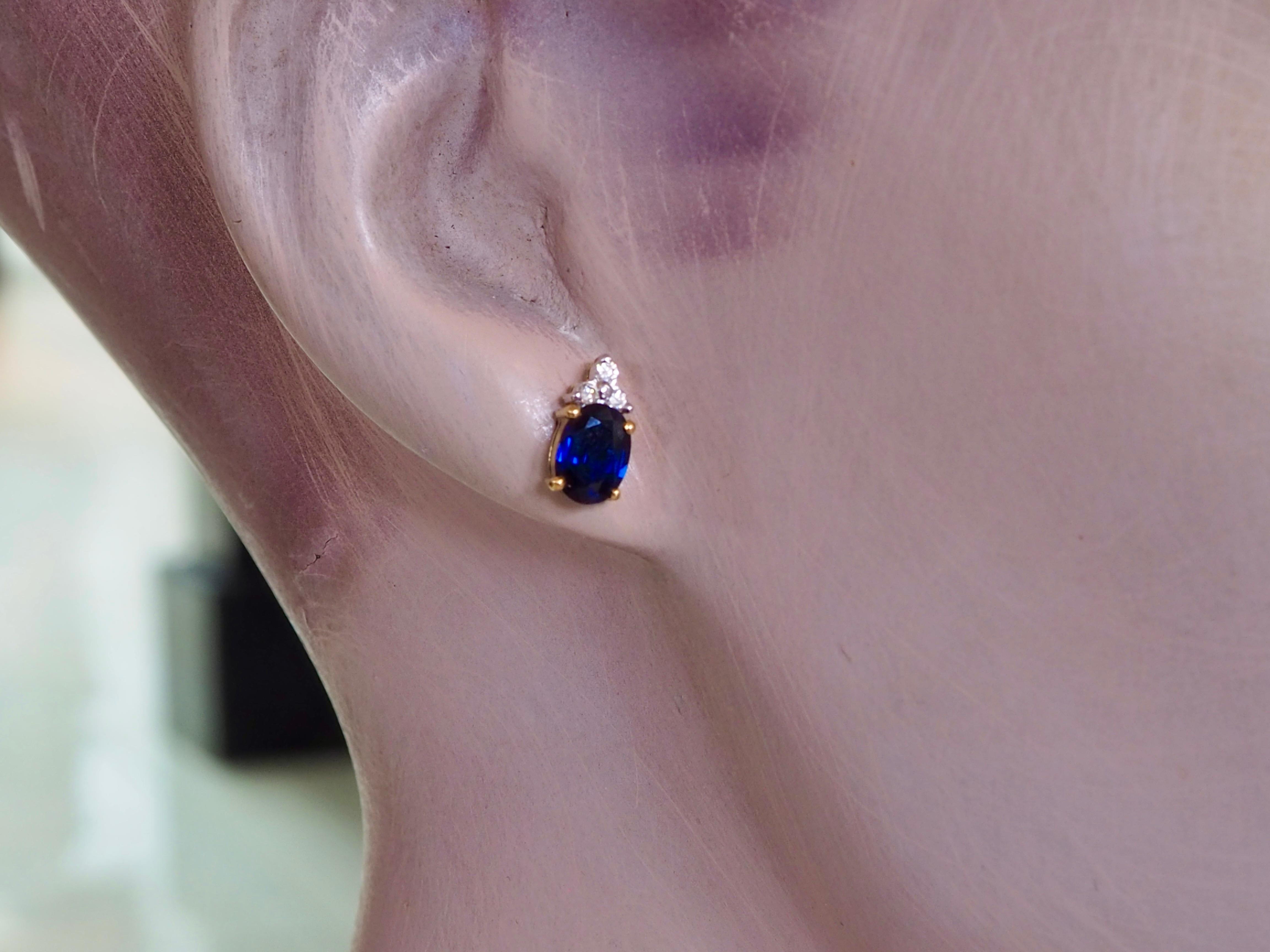 Orecchini in oro 18K con zaffiro blu profondo ovale da 2,00ct e diamante da 0,10ct in vendita 1