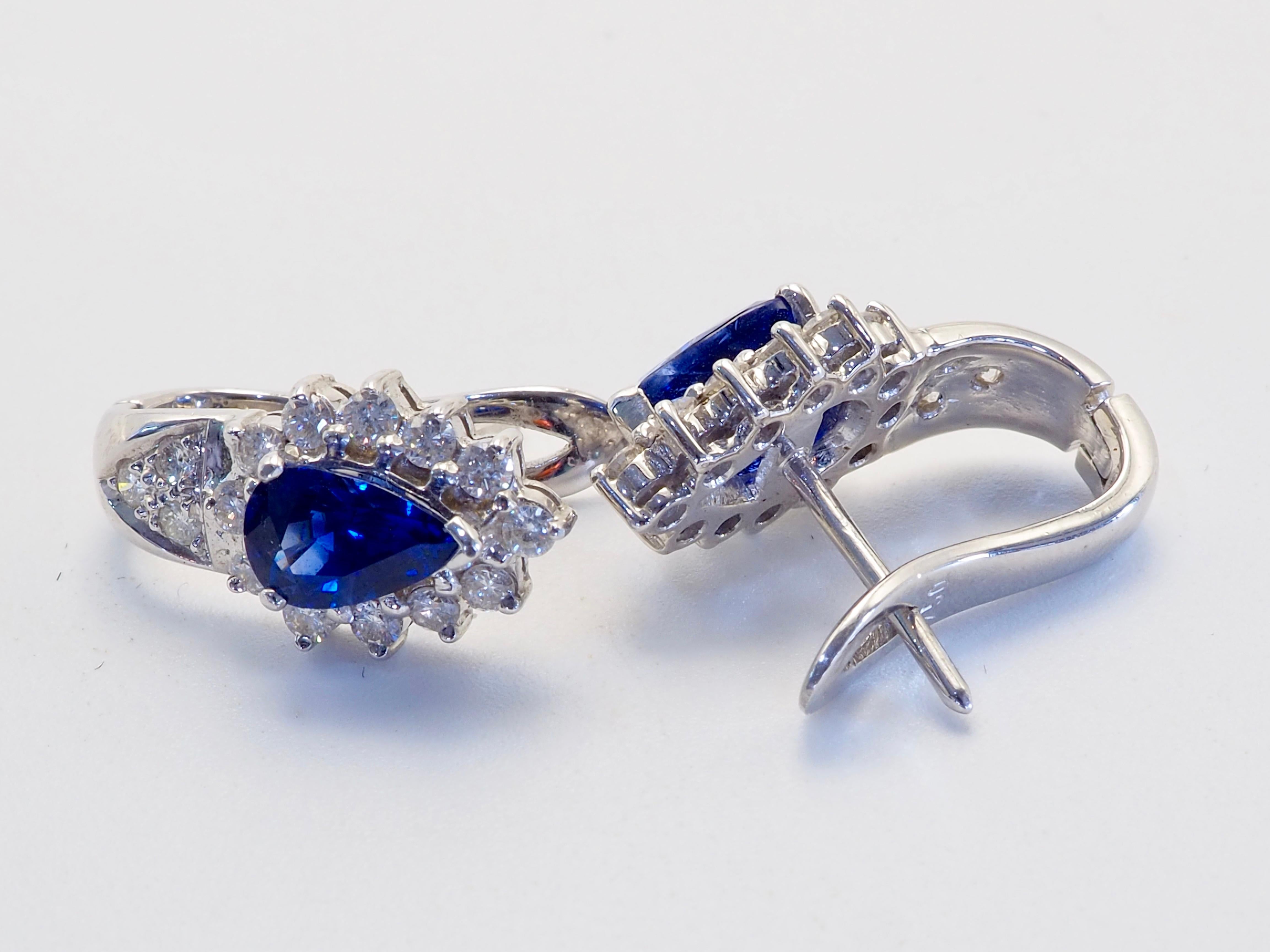 Hochwertige Ohrringe mit birnenförmigen blauen Saphiren und brillanten Diamanten. Komplizierte Metallarbeiten von Goldschmieden und Edelsteinfassern, die dieses außergewöhnliche Stück herstellen.

Einzelheiten zum Produkt:

Metall: 18k