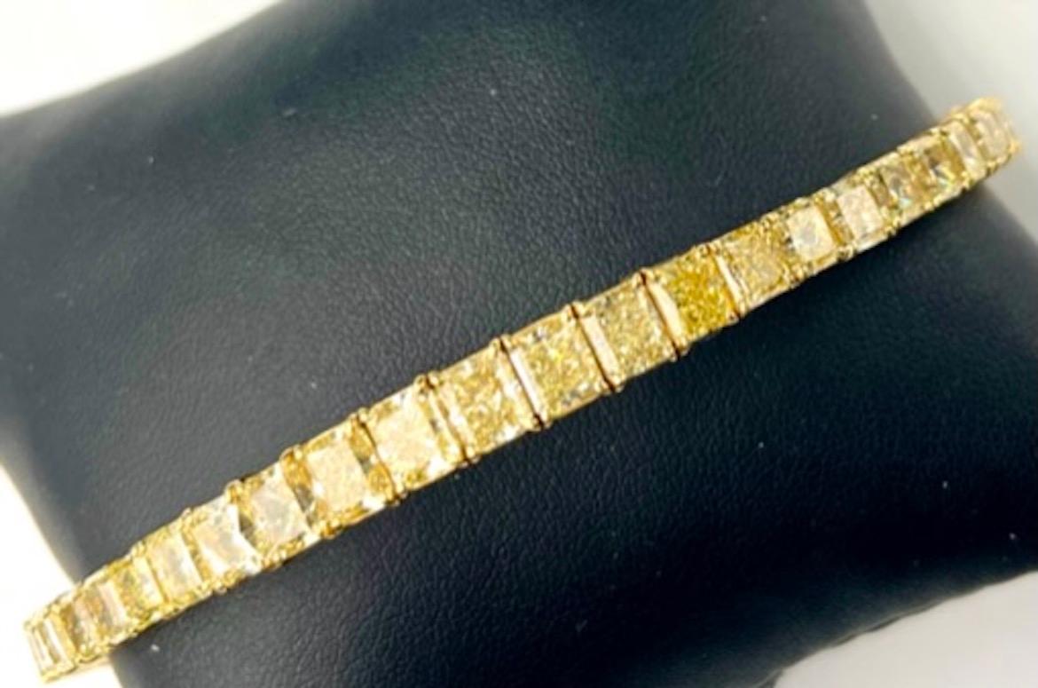 18k Gold  20.91Cttw Natural Yellow Diamonds Flexible Bangle Bracelet In New Condition For Sale In San Diego, CA