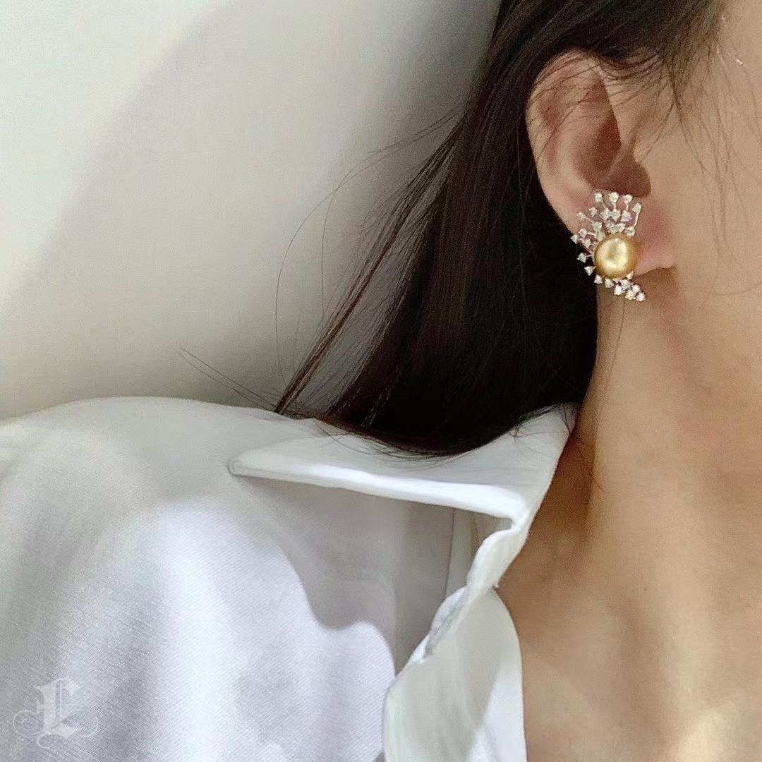 【Crown Radiance】Solar Radiance Aurora Golden South Sea Pearl Diamond Earrings In New Condition For Sale In New York, NY
