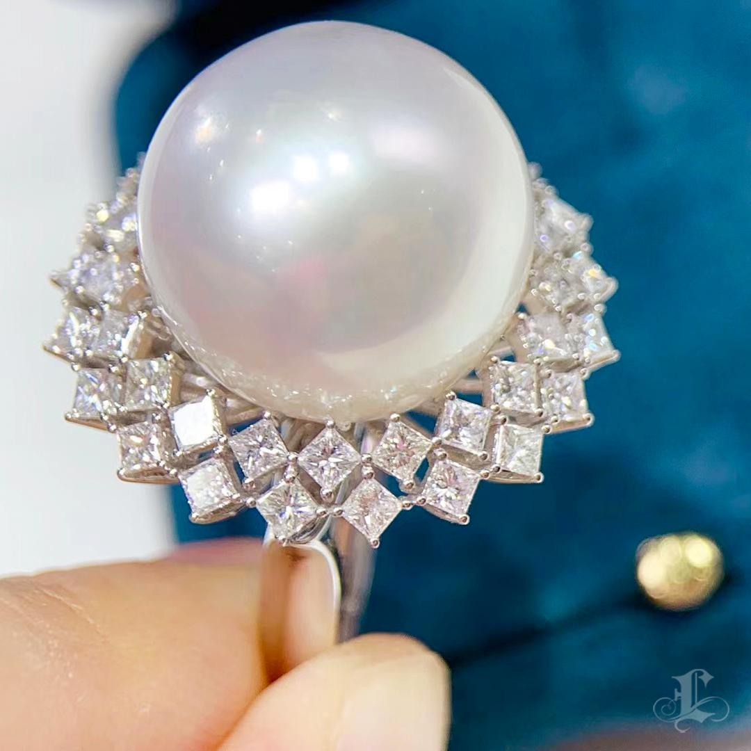 【Crown Radiance】Crown Halo Convertible South Sea Pearl Diamond Ring Pendant In New Condition For Sale In New York, NY