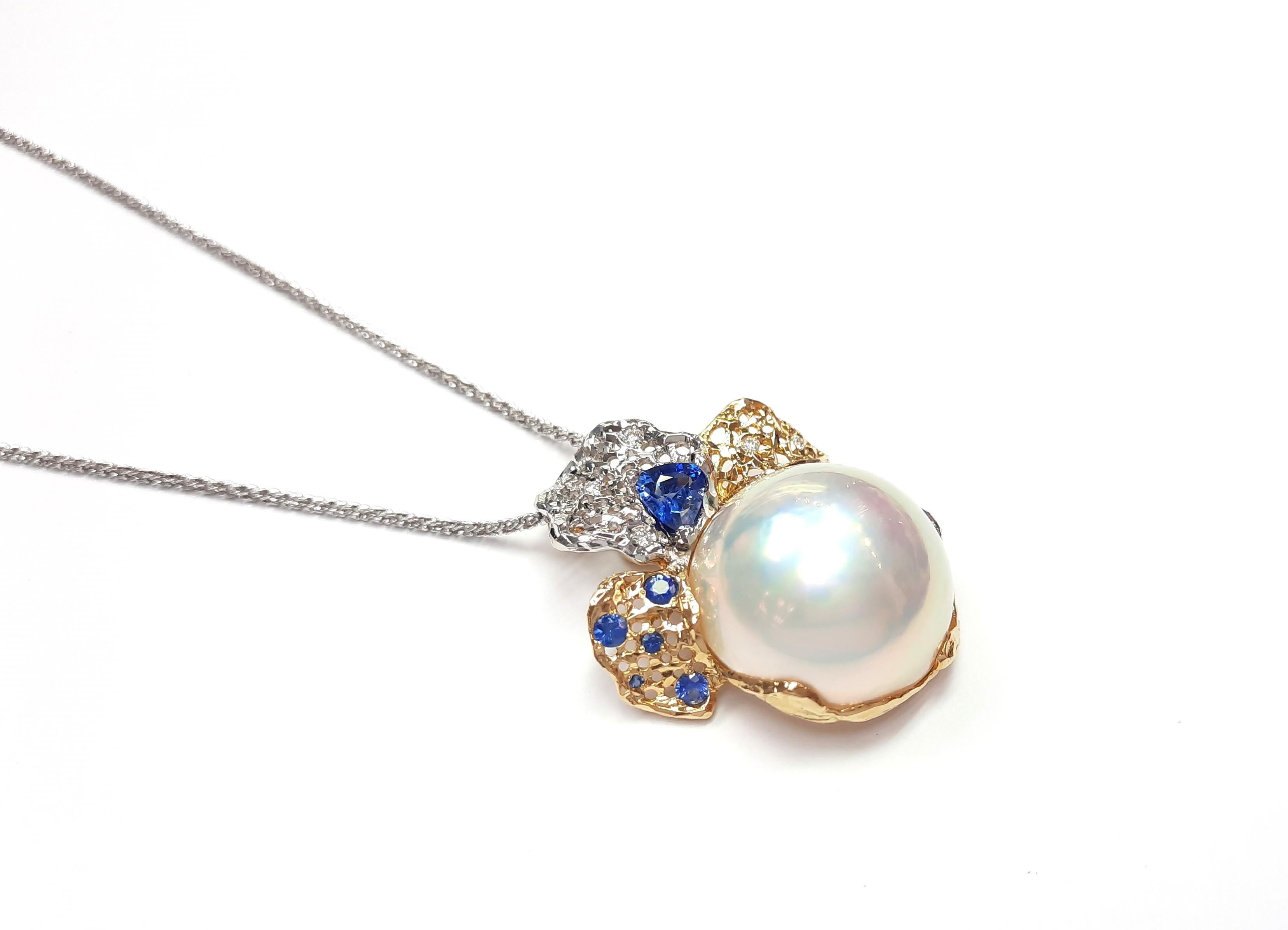 Contemporary 18 Karat Gold Mable Pearl and Sapphire Handmade Pendant For Sale