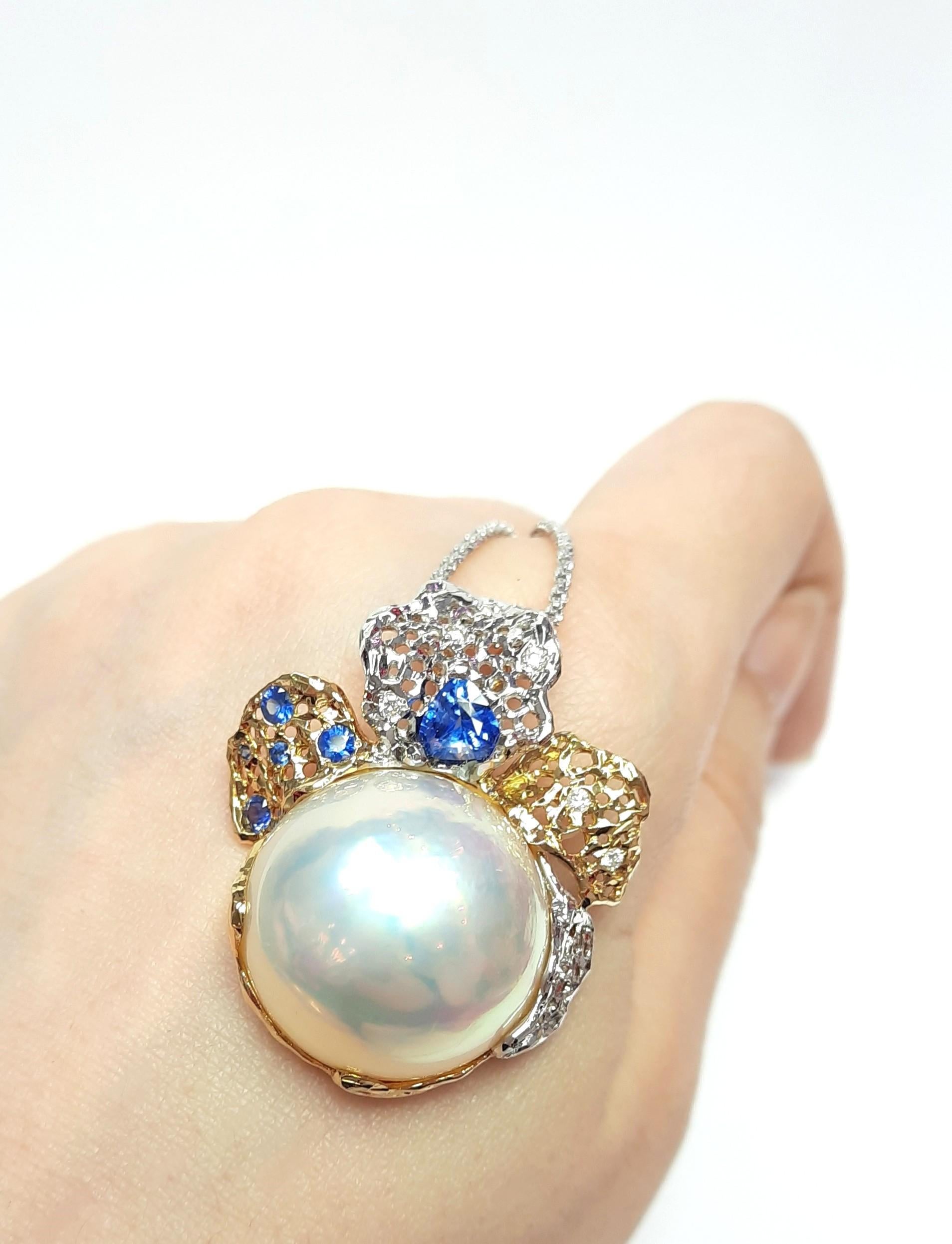 18 Karat Gold Mable Pearl and Sapphire Handmade Pendant In New Condition For Sale In Hong Kong, HK