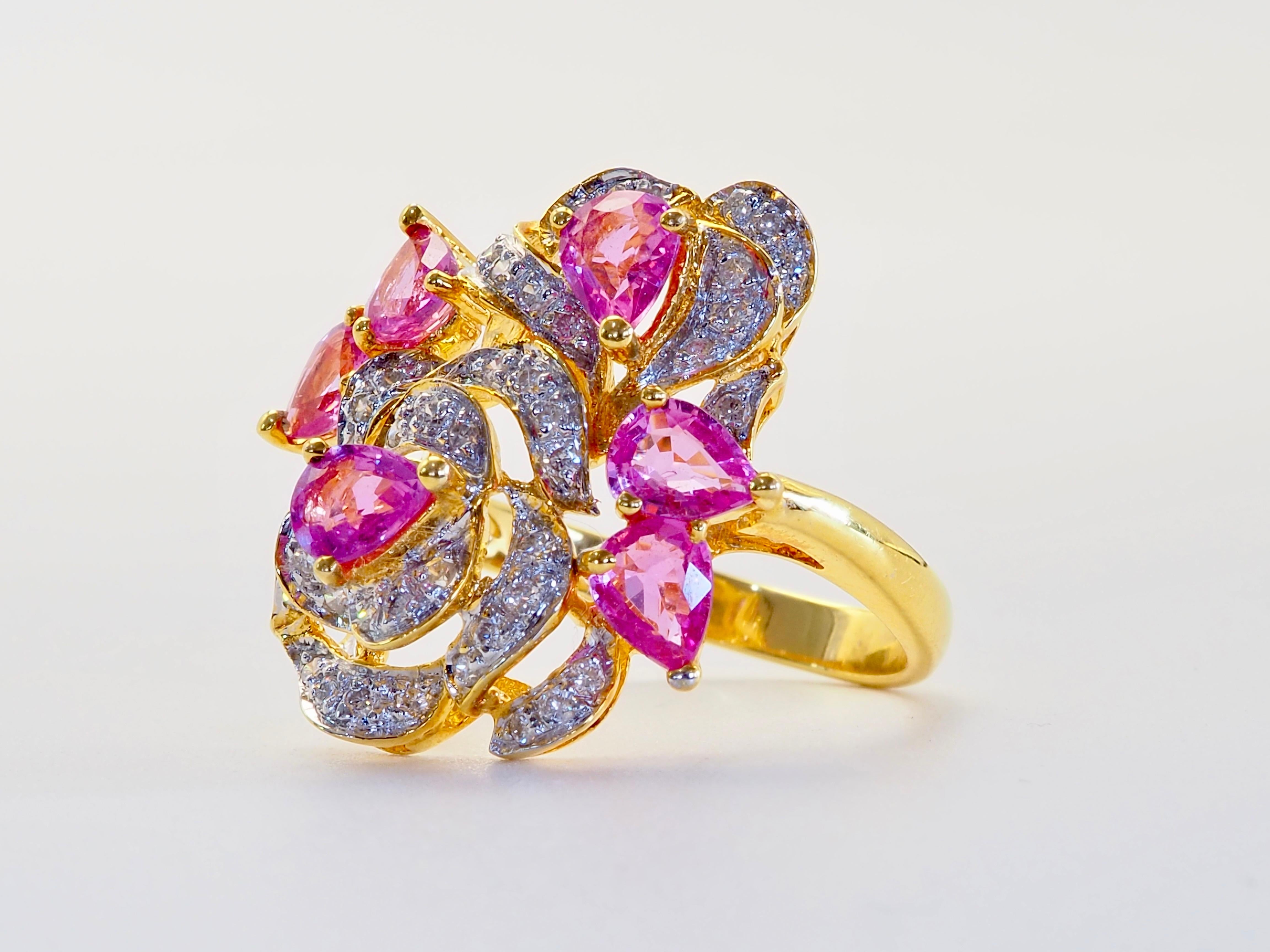 Aufwändiger Ring mit floralem Design, der die Weiblichkeit unterstreicht. Ausgestattet mit seltenen rosafarbenen Saphiren (6 Stück) und mehreren hochwertigen Diamanten, ist dieser Ring sowohl lustig als auch elegant zu tragen.
 
Einzelheiten zum